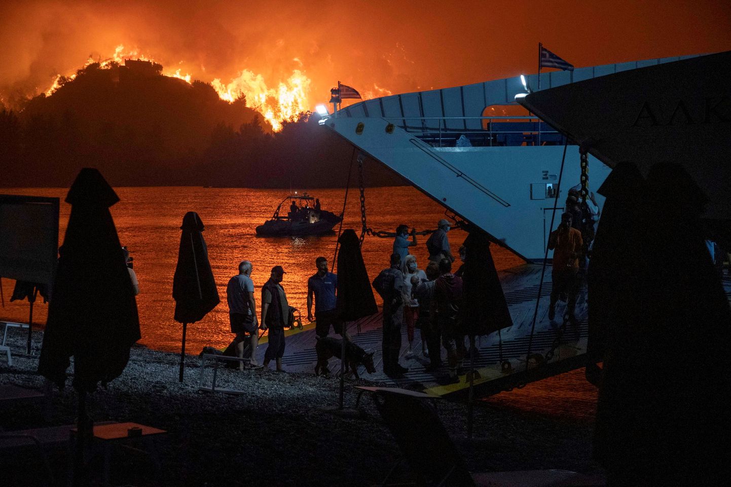 Inimesed evakueeruvad maastikupõlengu eest Kreekas Euboia saarel