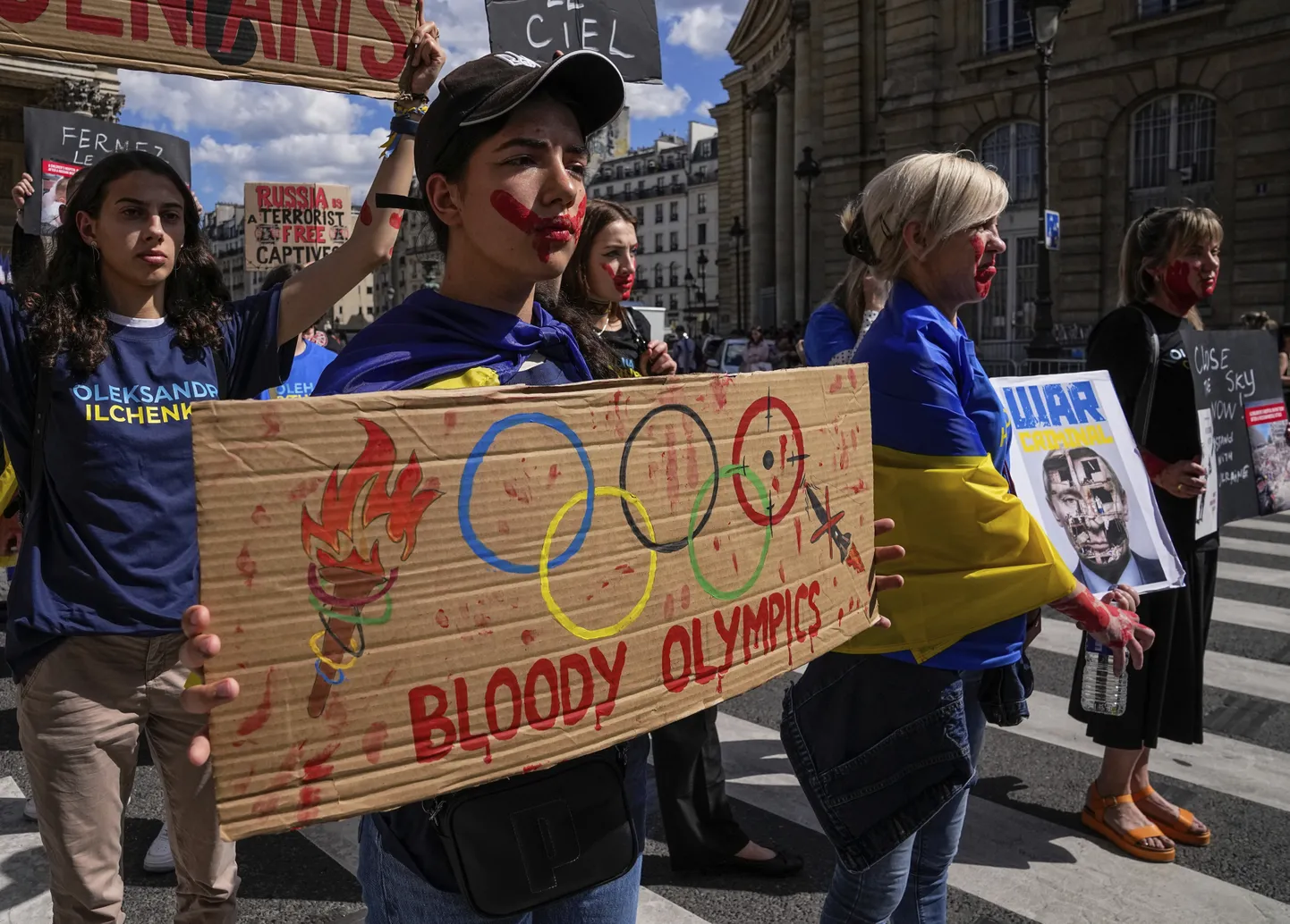 Kümned meeleavaldajad kogunesid eile Pariisis, et mälestada hukkunud ukrainlasi ja juhtida tähelepanu sellele, kui palju Ukraina sportlasi on Venemaa vägede poolt tapetud.
