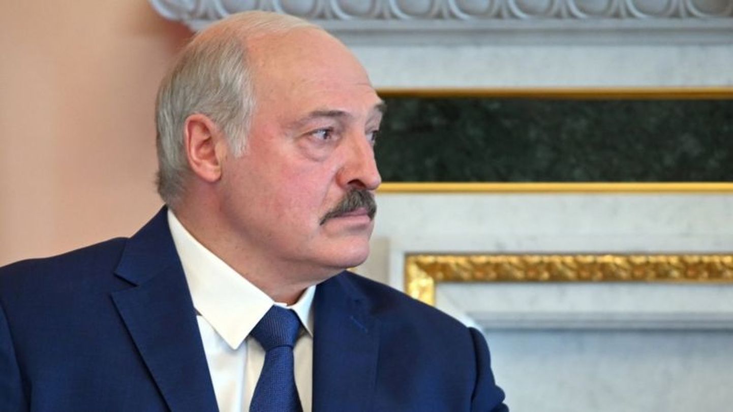 Накануне массовых рейдов Александр Лукашенко пожаловался Владимиру Путину на некие организации, которые под видом демократии насаждают террор в Беларуси.