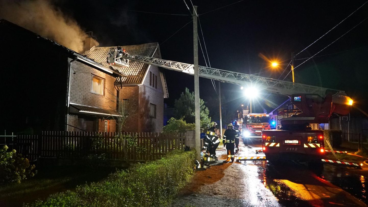 Päästjad kustutasid elumaja põlengut üle nelja tunni.