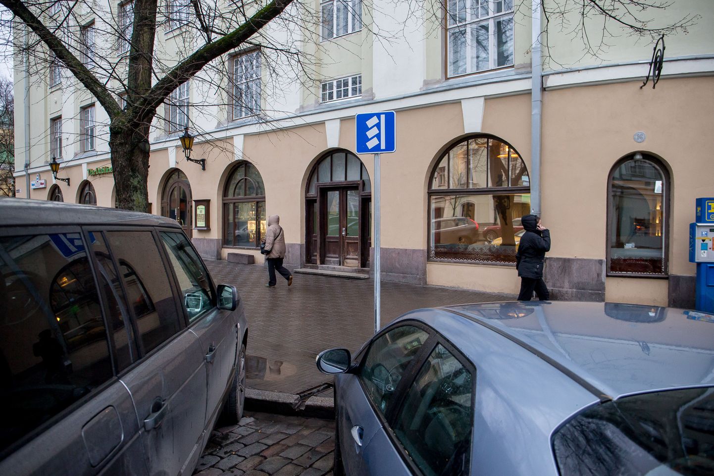 Esmaspäeval ilmus Tallinnas Suur-Karja 18 maja ette kõnnitee suhtes diagonaalselt parkimist lubav märk. Eelmisel nädalal tehti sellise parkimisviisi eest trahvi.