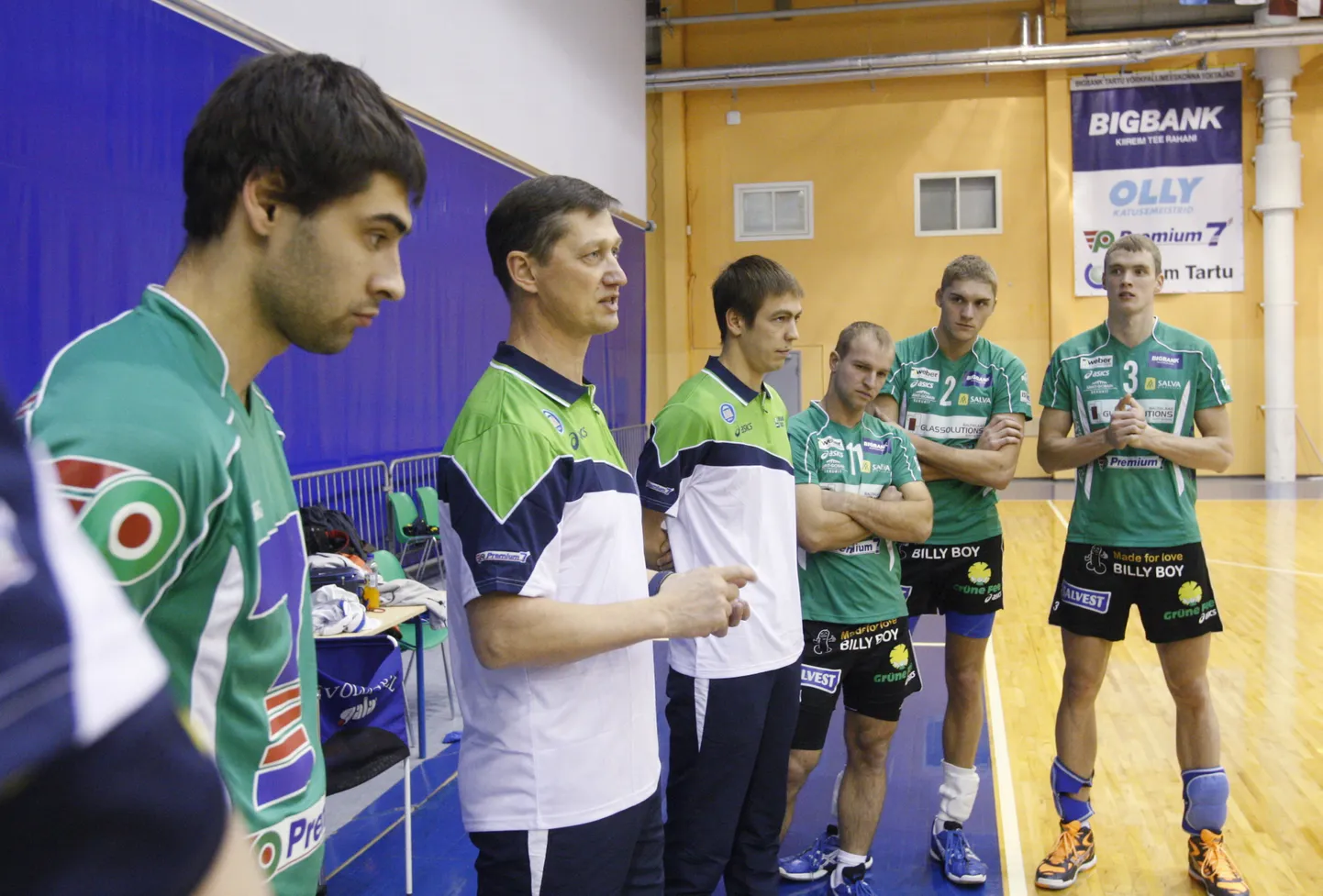 Tartu võrkpallimeeskonna peatreener Andrei Ojamets (vasakult teine) hoolealustele näpunäiteid jagamas.