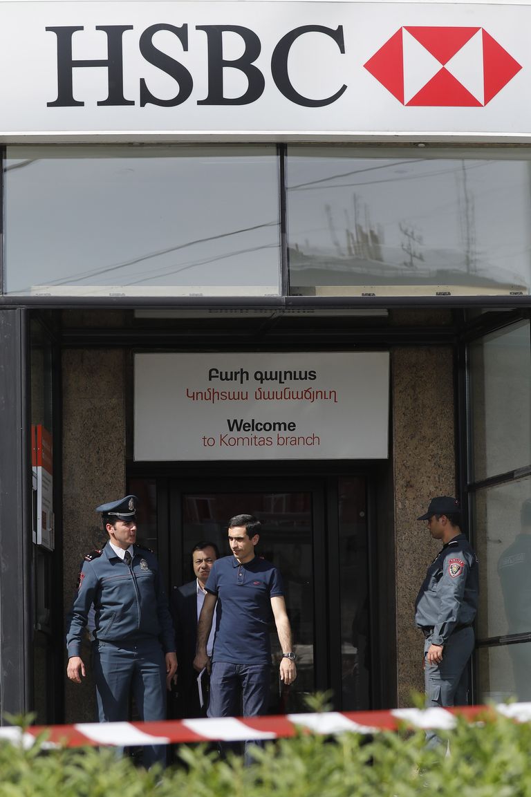 Armeenia politsenikud HSBC panga harukontori juures, mida rööviti
