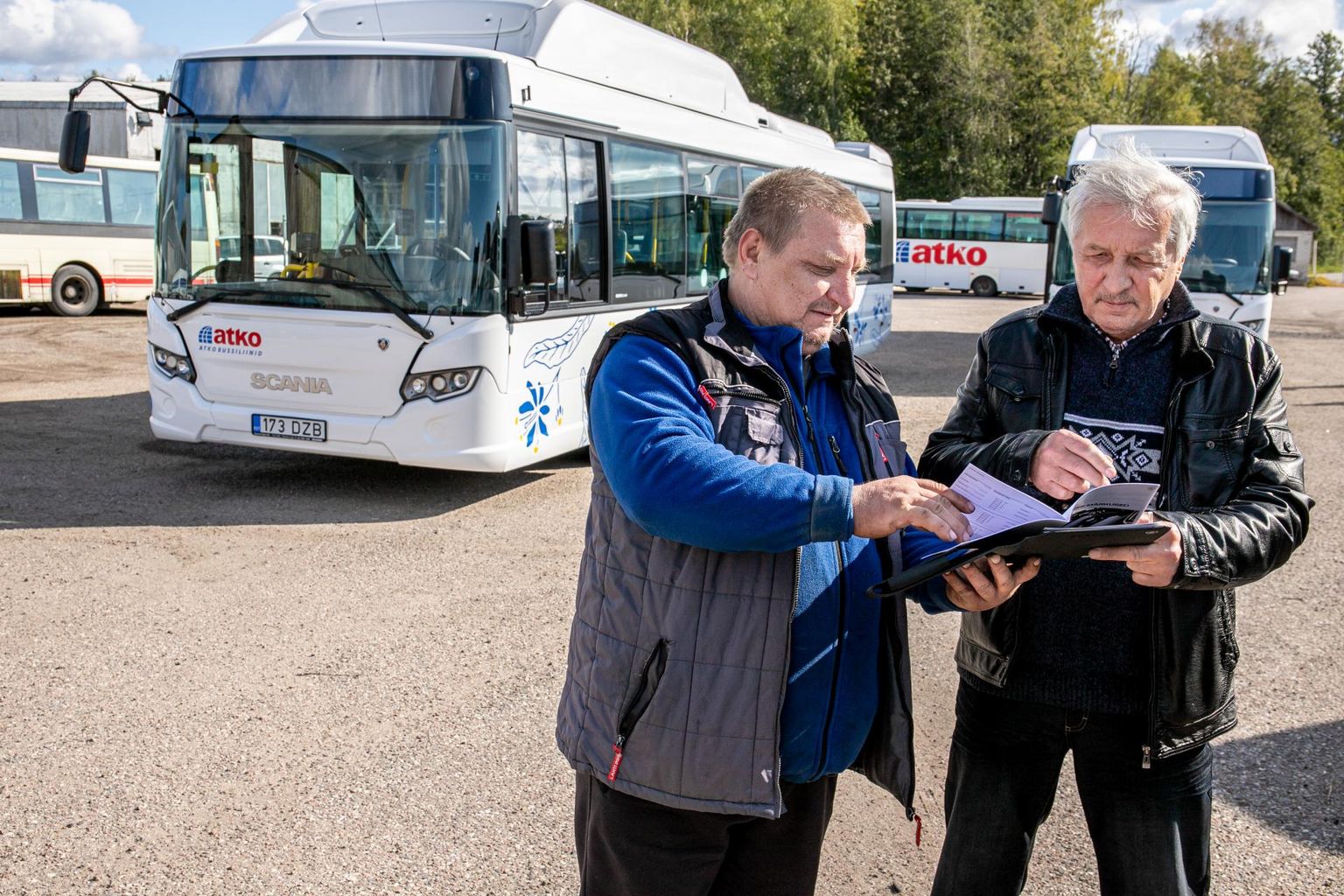 ATKO Pärnu töökoja juhataja Ando Raidsoo (vasakul) ja štaazikas bussijuht Vladimir Koroljov tutvumas uute surugaasi jõul töötavate Scania Citywide bussidega.