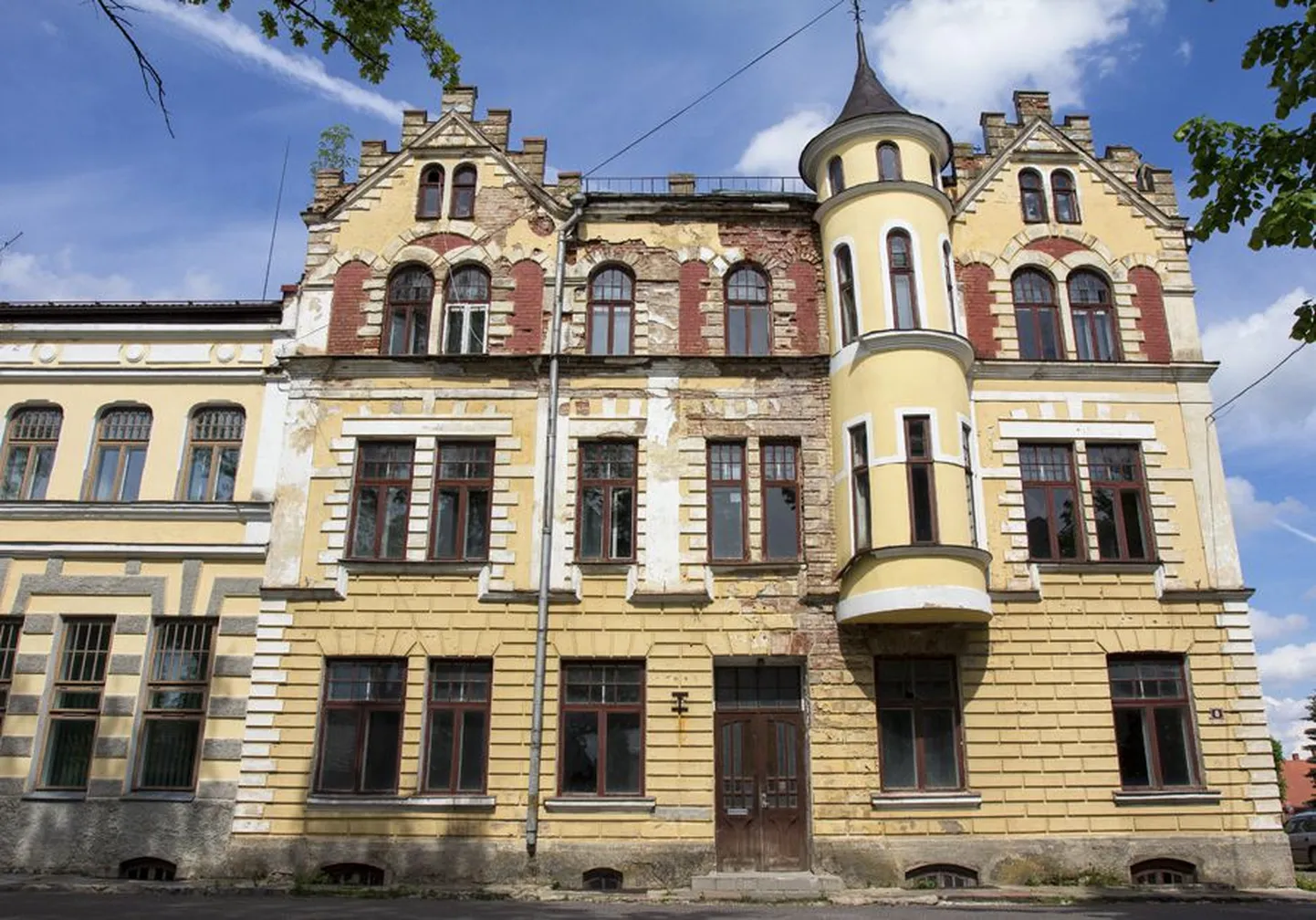 Viljandi vanalinnas Laidoneri platsil asuv hoone.