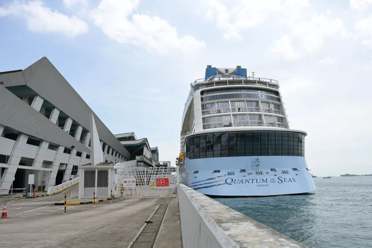 Royal Caribbeani ristluslaev Quantum of the Seas Singapuri Marina Bay Cruise Centeri kai ääres 9. detsembril 2020. Neljapäevaseks planeeritud peatusteta ringreis alguse ja lõpuga Singapuris tuli ühe reisija positiivse koroonaproovi tõttu ennetähtaegselt katkestada.
