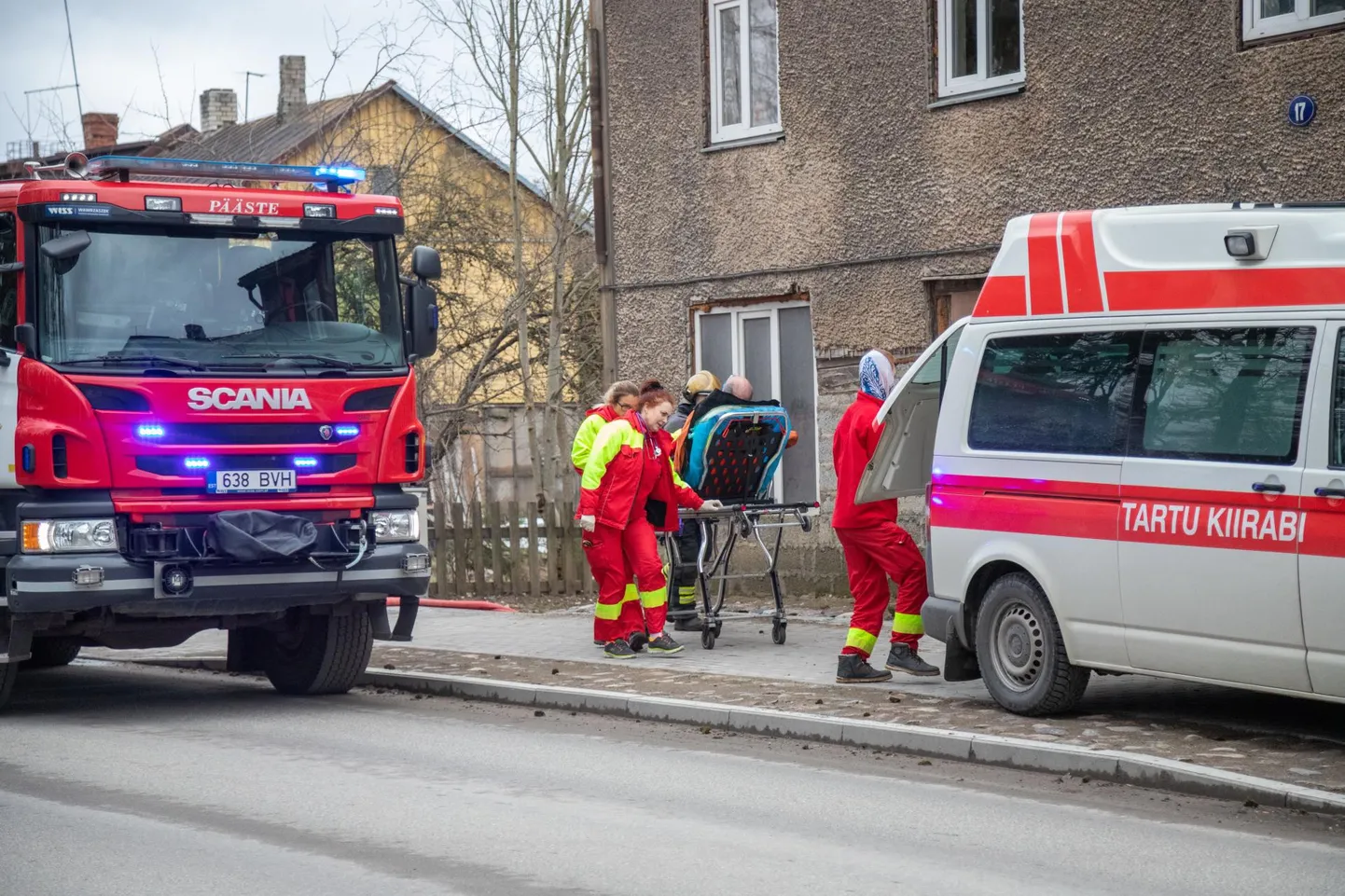Mullu hukkus vingugaasi mürgistuse tõttu kaks ja viga sai seitse inimest. Pildil aitavad päästjad ja kiirabi ühes Viljandi kodus vingu kätte jäänud inimesi.