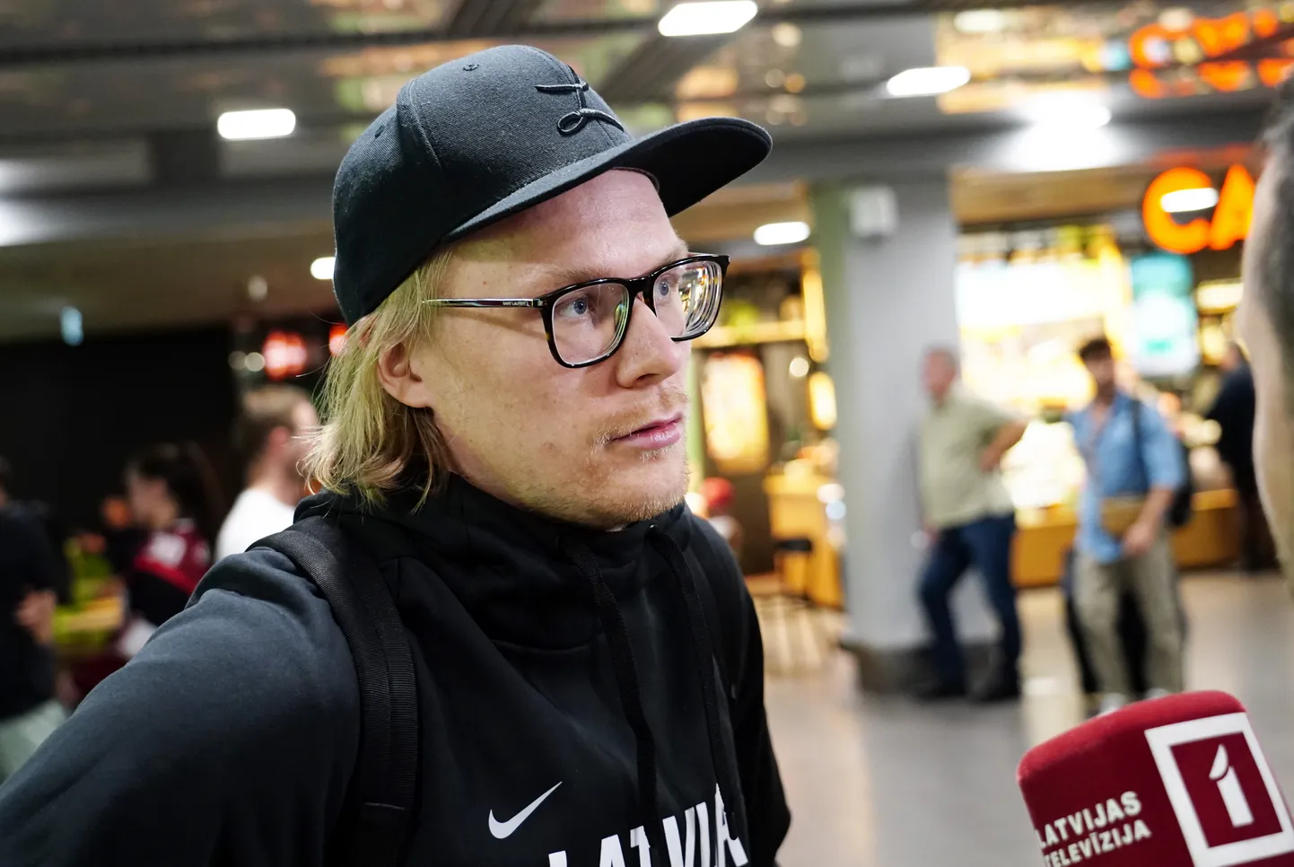 Latvijas hokeja izlases spēlētājs Rodrigo Ābols sniedz interviju Rīgas lidostā pēc atgriešanās no Pasauļes hokeja čempionāta Čehijas pilsētā Ostravā, kur iegūta 9. vieta.