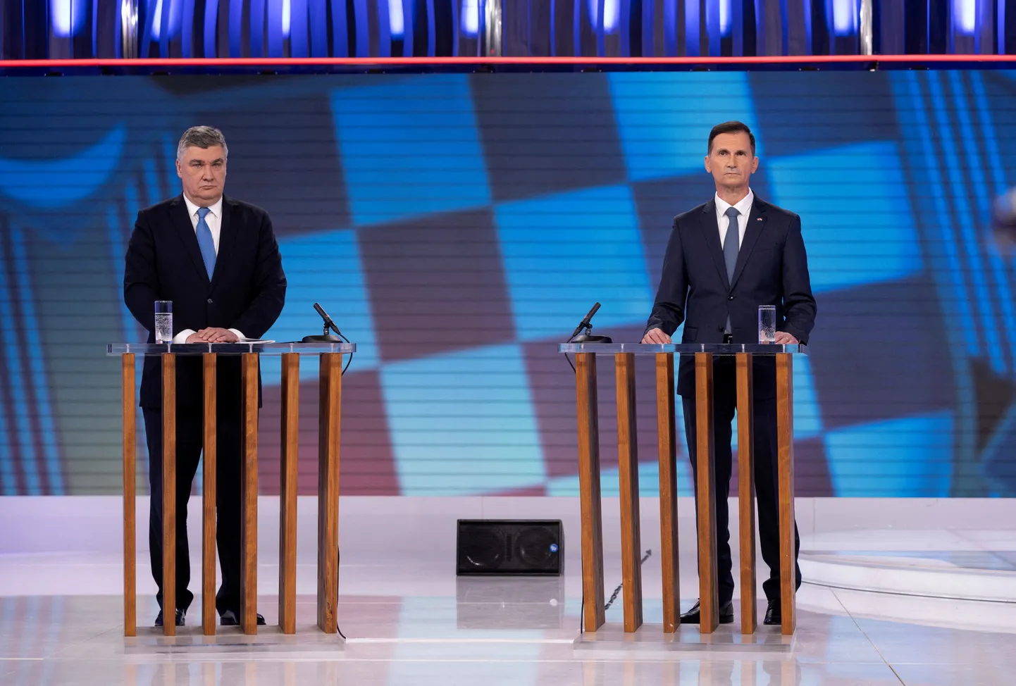 Horvaatia ametisolev riigipea Zoran Milanović (vasakul) ja tema vastaskandidaat Dragan Primorać 7. jaanuaril presidendikandidaatide televäitlusel.