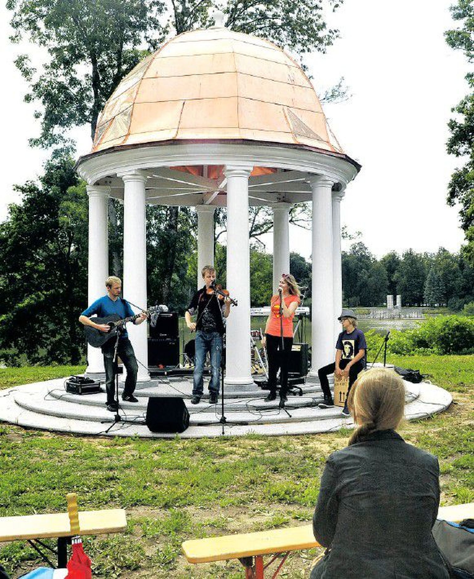 Päris esimene kontsert oli Eesti Rahva Muuseumi vastses rotundis juba jaanipäeval, kuid eilne noorte muusikute esinemine avas muuseumi pühapäevaste kontsertide sarja.