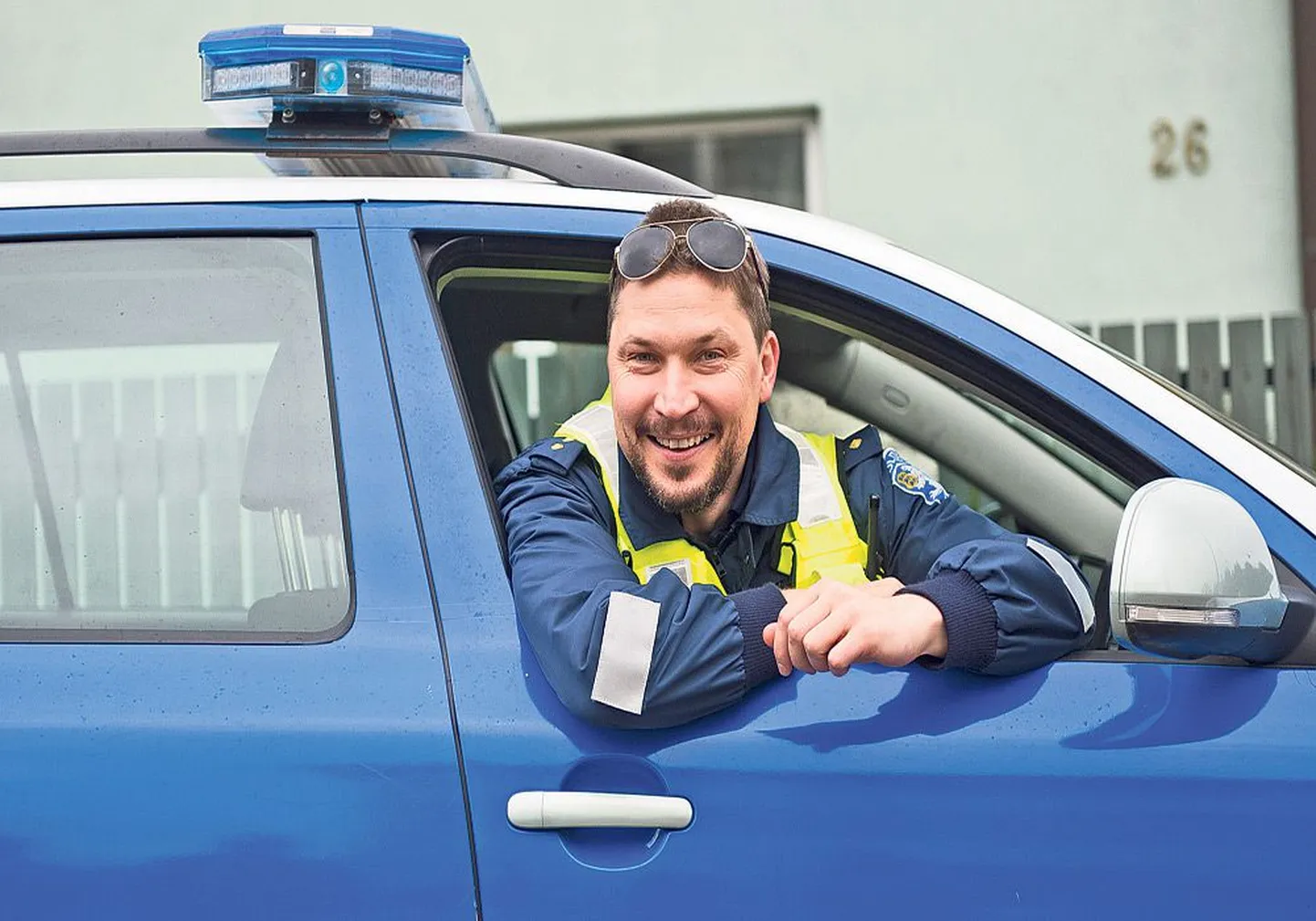 Ärge kiirustage järeldusega! Sellel pildil ei ole tegelikult politseinik, vaid Eesti edukamaid seriaalistsenariste ja näitekirjanikke Martin Algus. Fotol on ta oma kirjutatud sarja «Ment» ühe kõrvaltegelase, salakavala politseitöötaja Urmas Viili rollis.