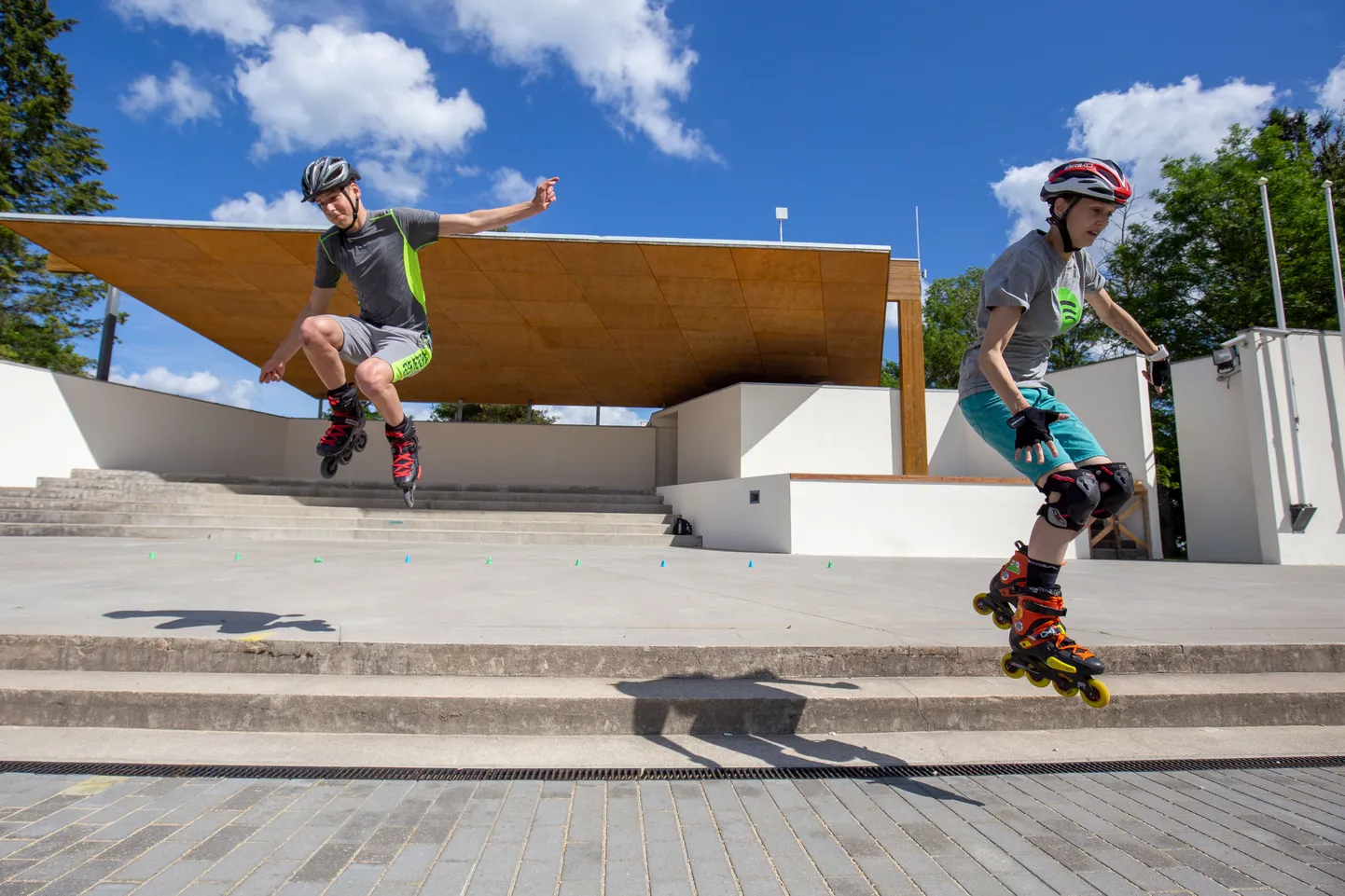 MTÜ Skate eestvedaja Laura Allik ja tema vend Karl-Hendrik Onton näitavad, et Türi laululava sobib trikitamiseks küll.