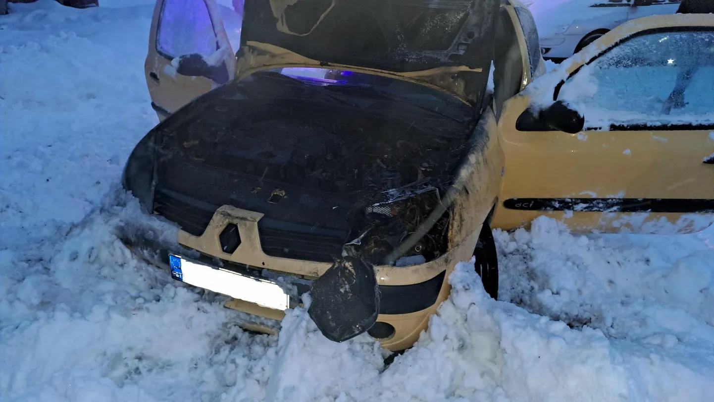 Kadrinas süttis sõiduauto Renault.