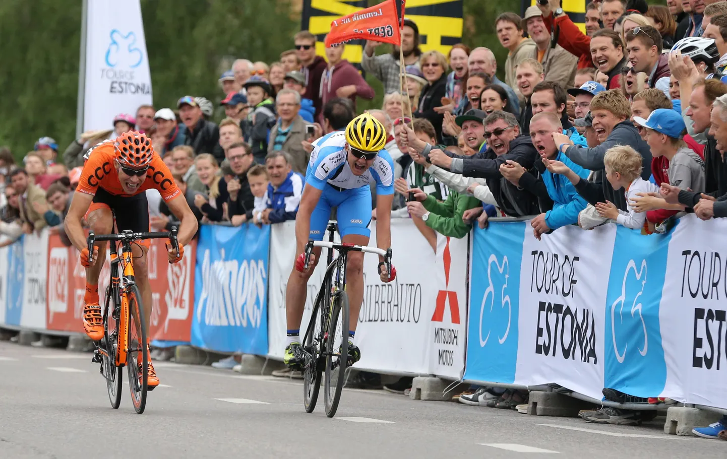 Adrian Kureki (vasakul) ja Gert Jõeääre finišiponnistus Tour of Estonia Tartu GP`l.