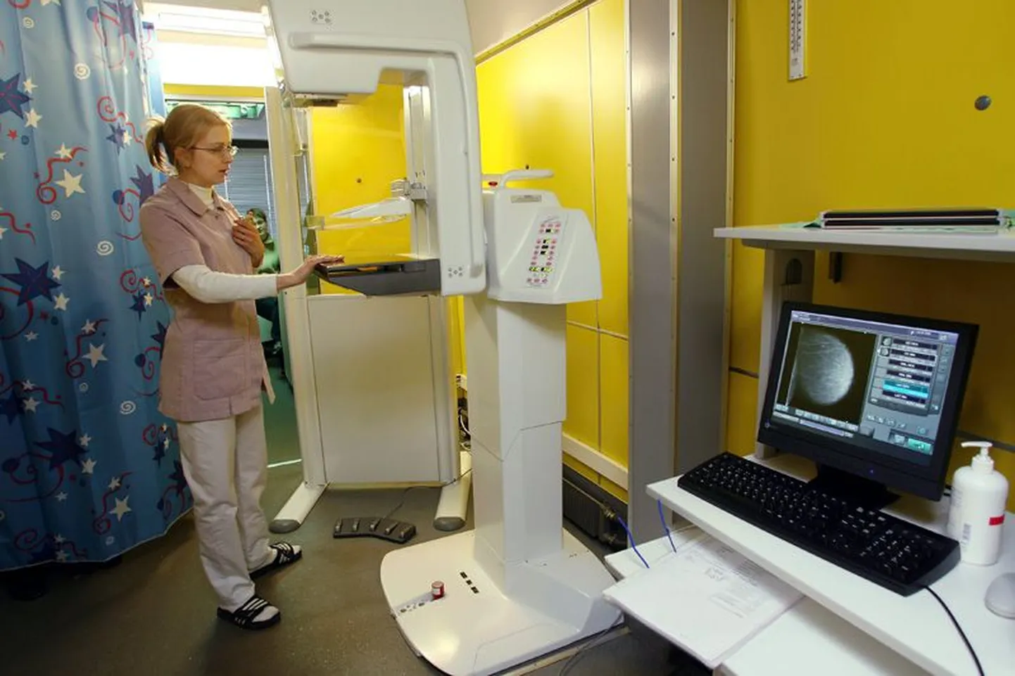 Mööda Eestit sõitvas mammograafiabussis viib rinnavähiuuringu läbi radioloogiatehnik.