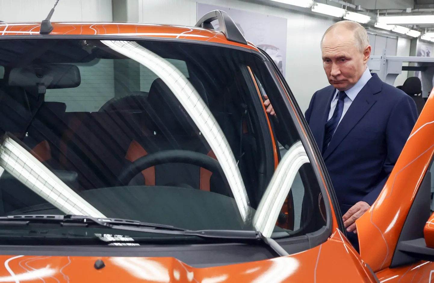 Venemaa president Vladimir Putin 28. jaanuaril AvtoVAZi Togliatti tehases Lada e-Niva Traveli uut linnamaasturit uurimas