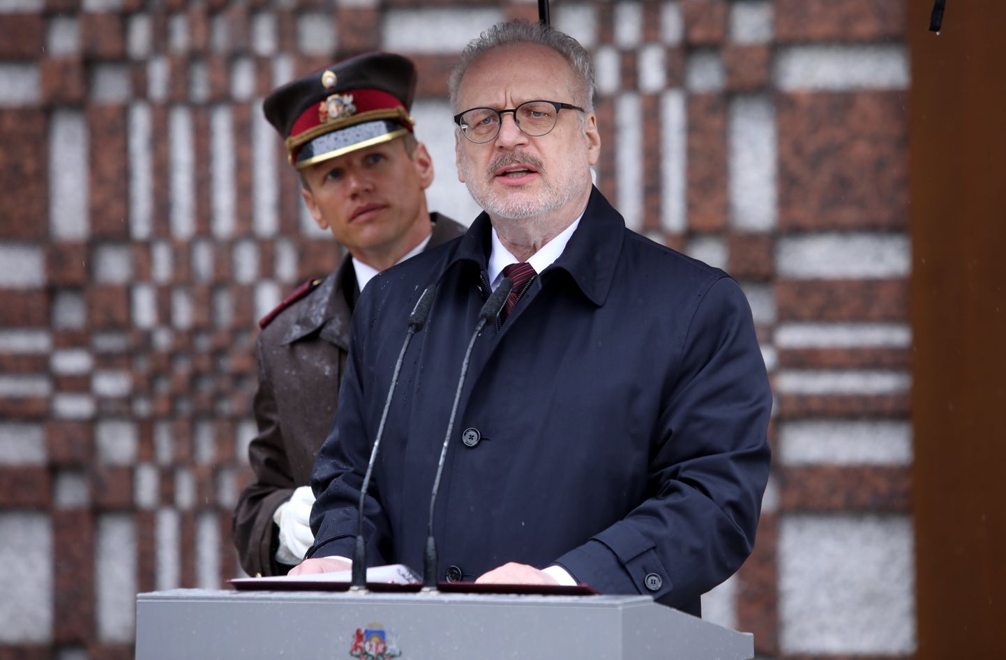 Президент Эгил Левитс во время речи у мемориала жертвам советской оккупации