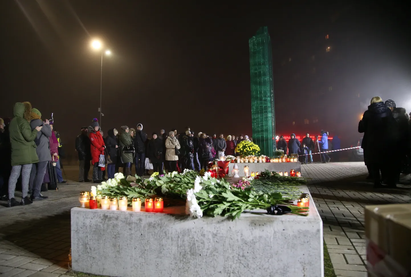 Laukumā pie pagaidu pieminekļa Zolitūdes traģēdijā bojāgājušajiem notiek biedrības "Zolitūde 21.11." organizēts piemiņas pasākums, lai atcerētos pirms četriem gadiem notikušo lielveikala "Maxima" sabrukšanu, kurā gāja bojā 54 cilvēki.