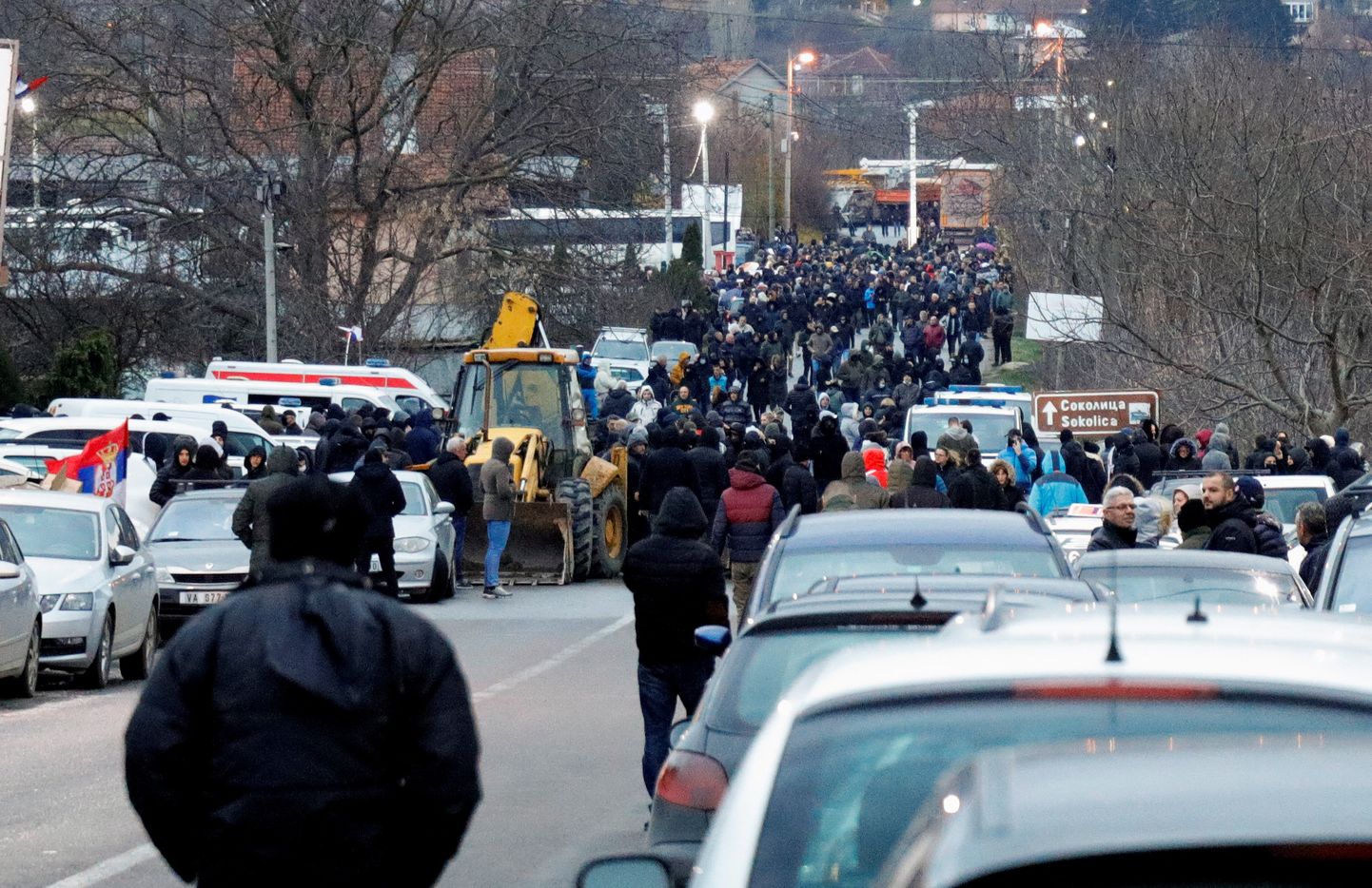Сербы проживающие в Косово блокируют дорогу.