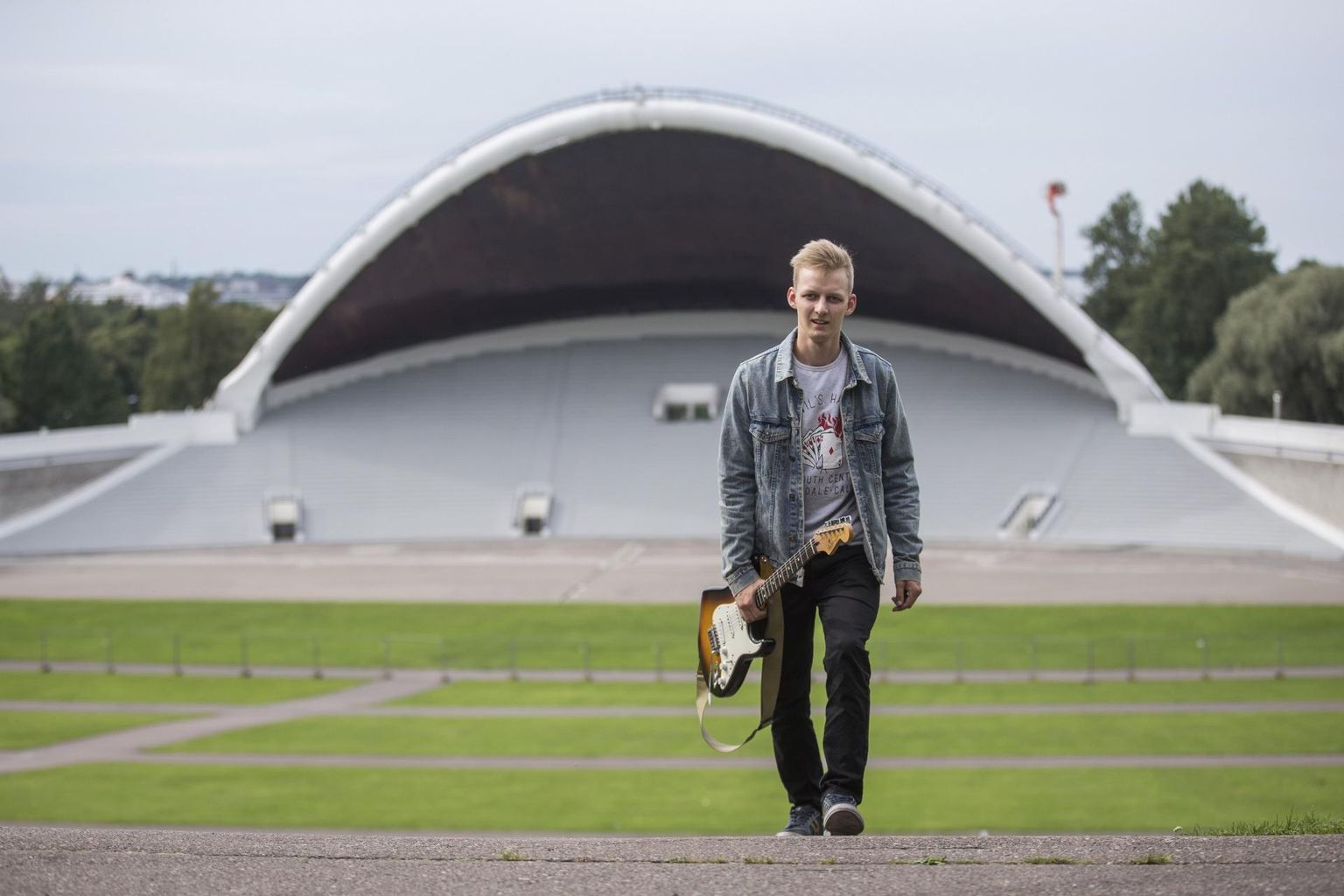 Mees kitarriga – Johannes Pihlak Tallinna lauluväljakul.