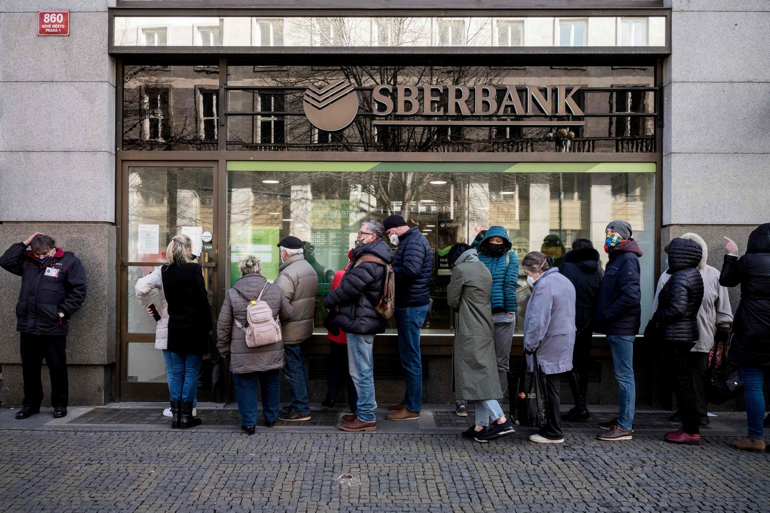 Vene riigile kuuluval Sberbanki aktsia kukkus Londoni börsil eile ligi 70%. Halba aimanud tšehhid tormasid Sberbanki Tšehhi filaalist raha välja võtma juba eelmisel reedel.
