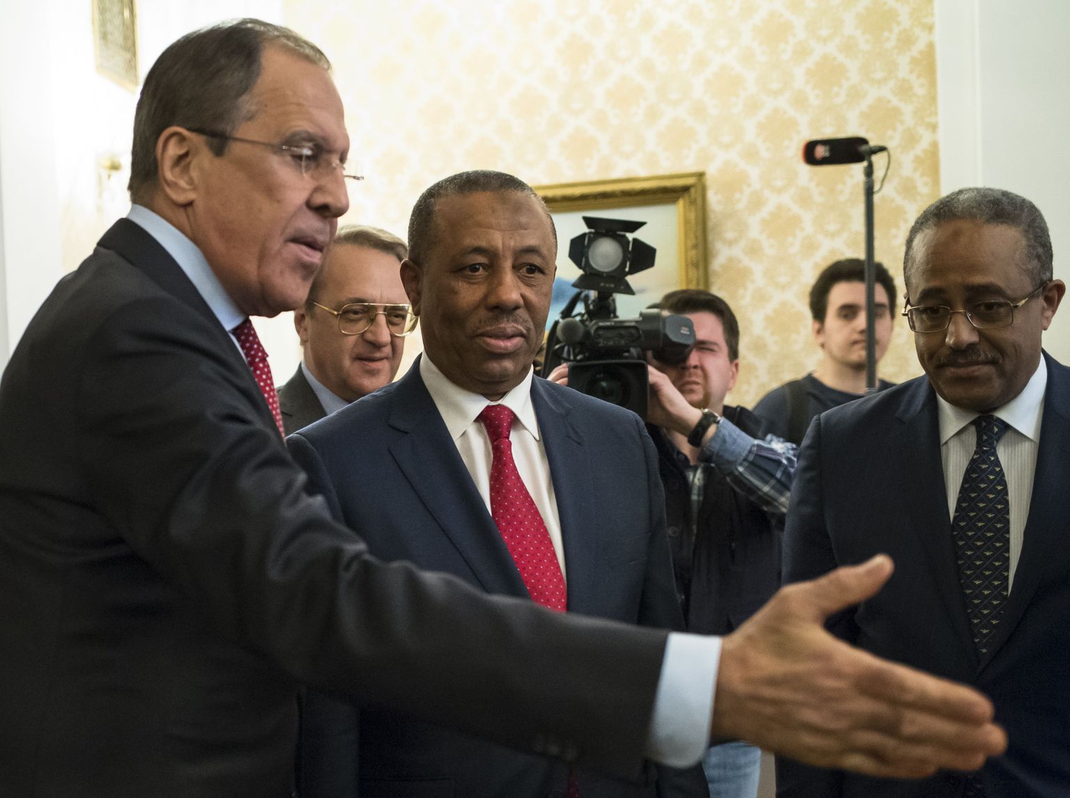 Vene välisminister Sergei Lavrov (vasakul) ning Liibüa peaminister Abdullah al-Thani (keskel)