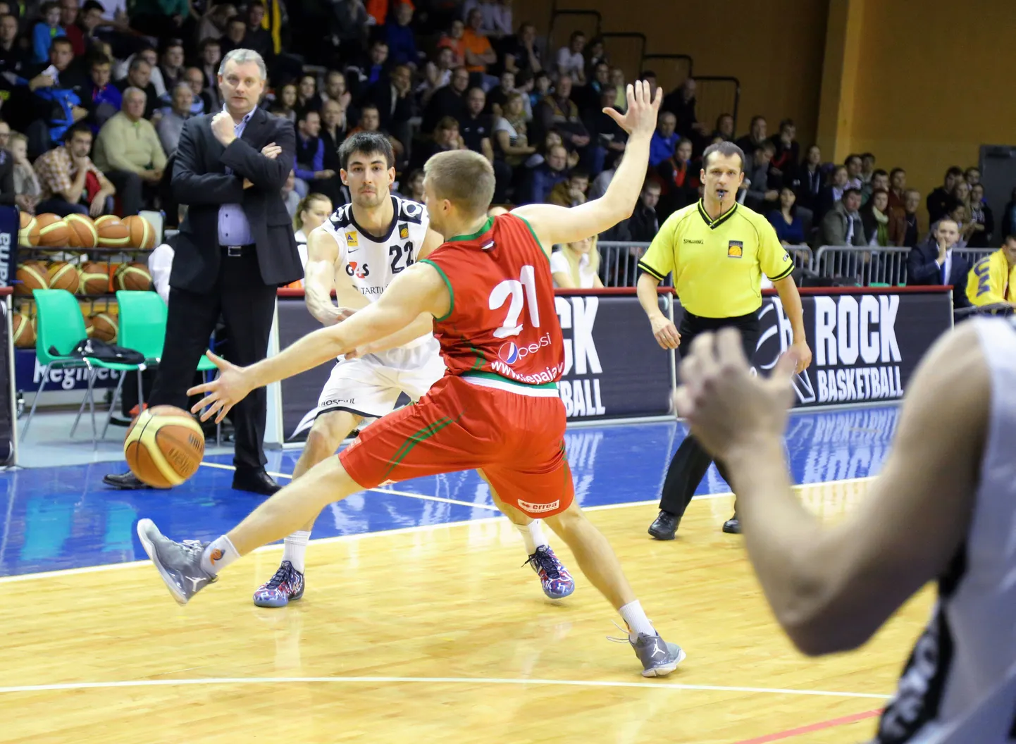 Tartu Rock (valgetes särkides) võitis Balti korvpalliliiga veerandfinaali avakohtuumises Liepaja Triobeti (punastes särkides) tulemusega 59:49.