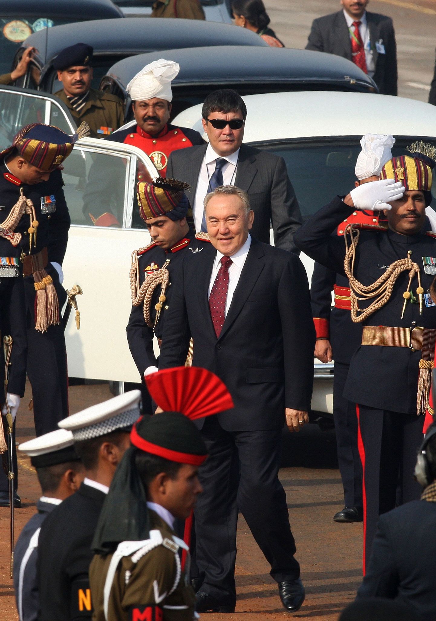Kasahstani president Nursultan Nazarbajev (keskel) New Delhis täna.