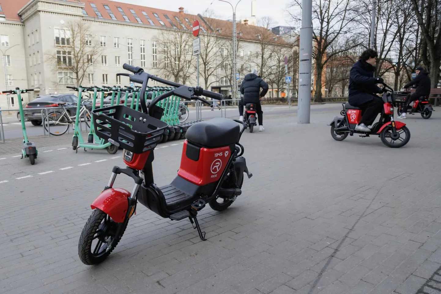Läti ettevõtte Ride Mobility punased pisimopeedid jõudsid Tallinna tänavatele rentimiseks märtsis