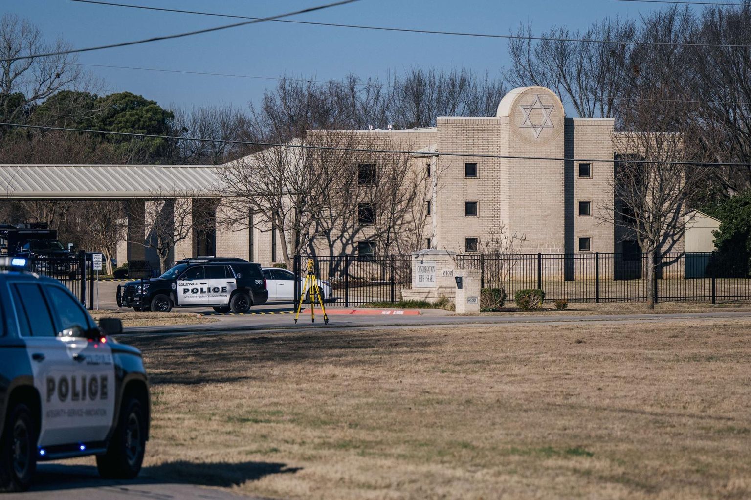 Politseiautod USAs Texase osariigis Colleyville’i sünagoogi juures, kus Suurbritannia kodanik võttis neli inimest pantvangi. 