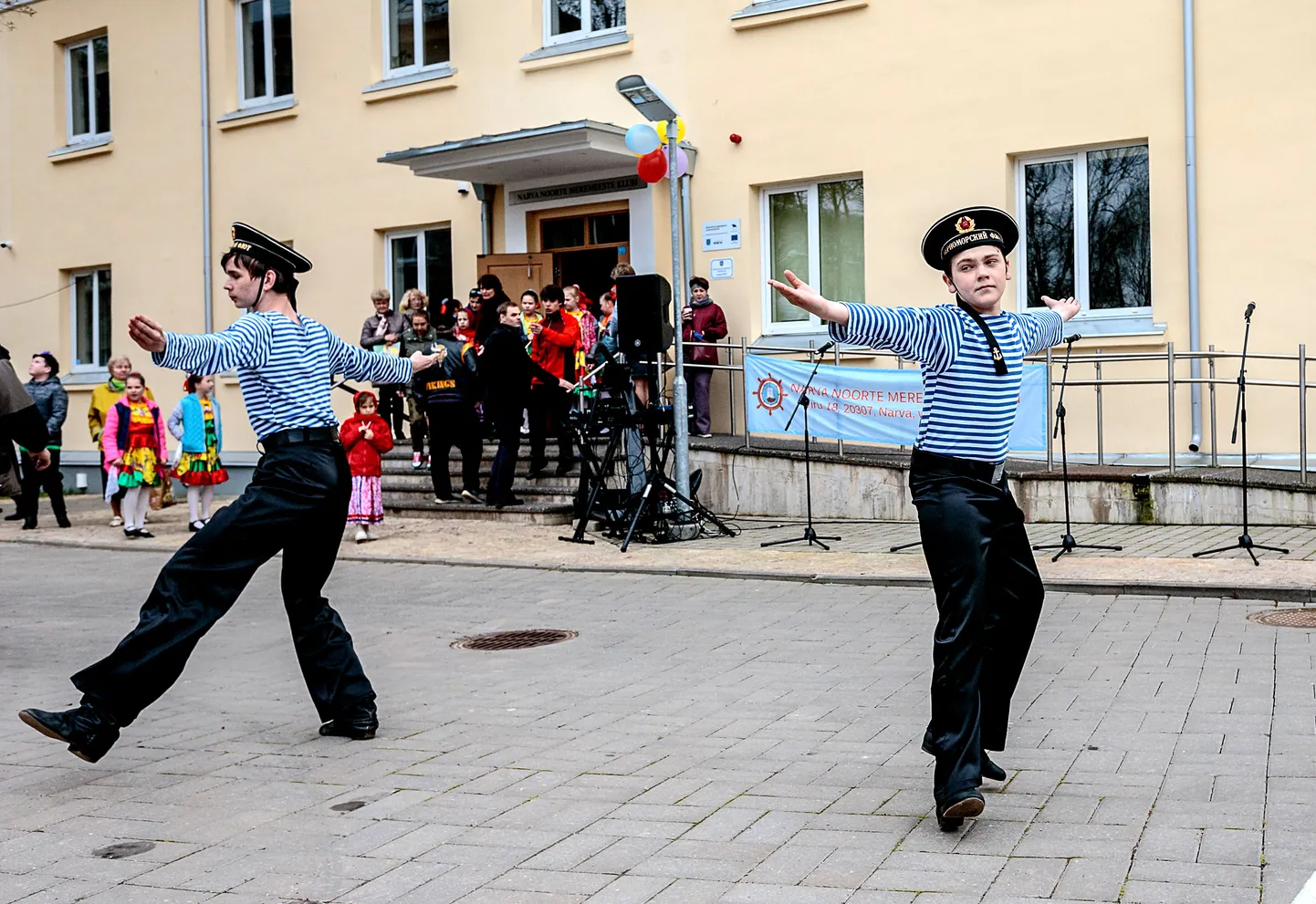 2018. aastal Narva noorte meremeeste klubi hoovis toimunud pidu.