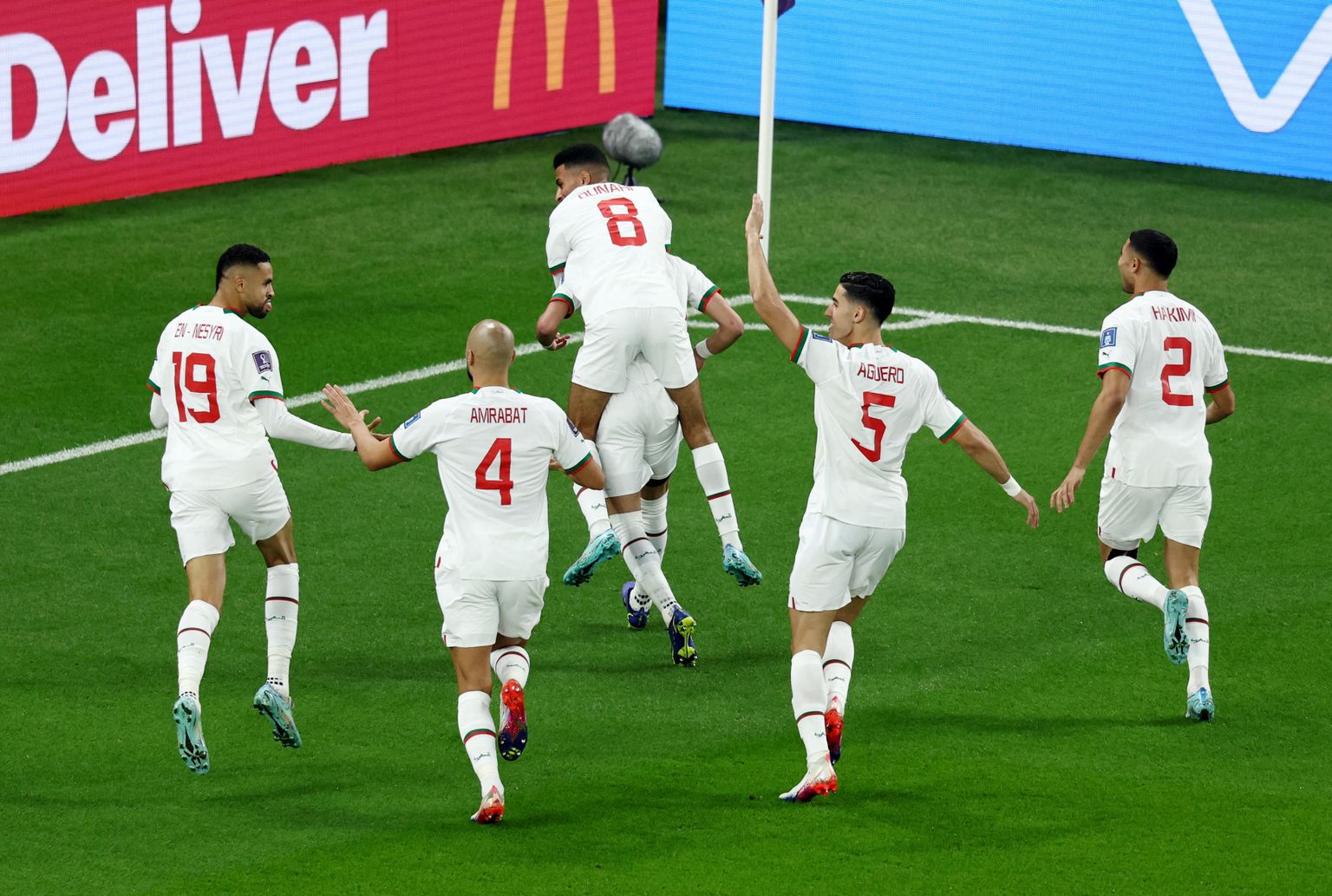 Maroko mängijad väravat tähistamas.