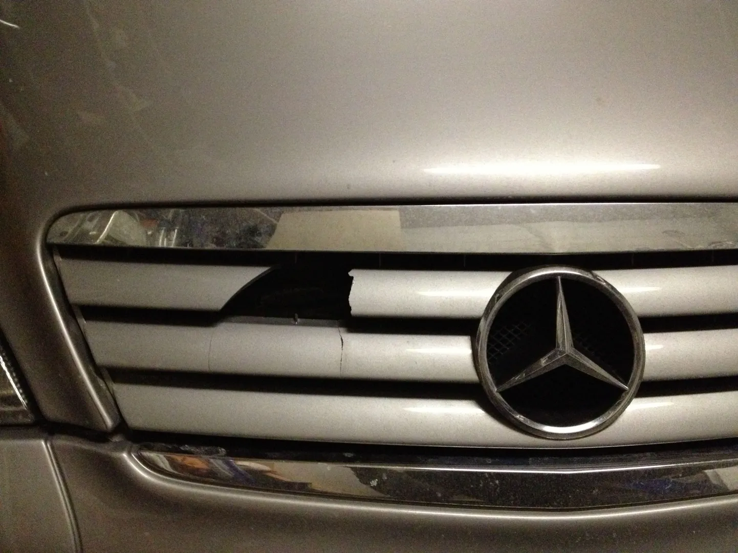 Kuna Mercedesel puudus kaskokindlustus, siis sõidab see esialgu ringi katkise iluvõrega, mida on püütud kodustes tingimustes lappida.