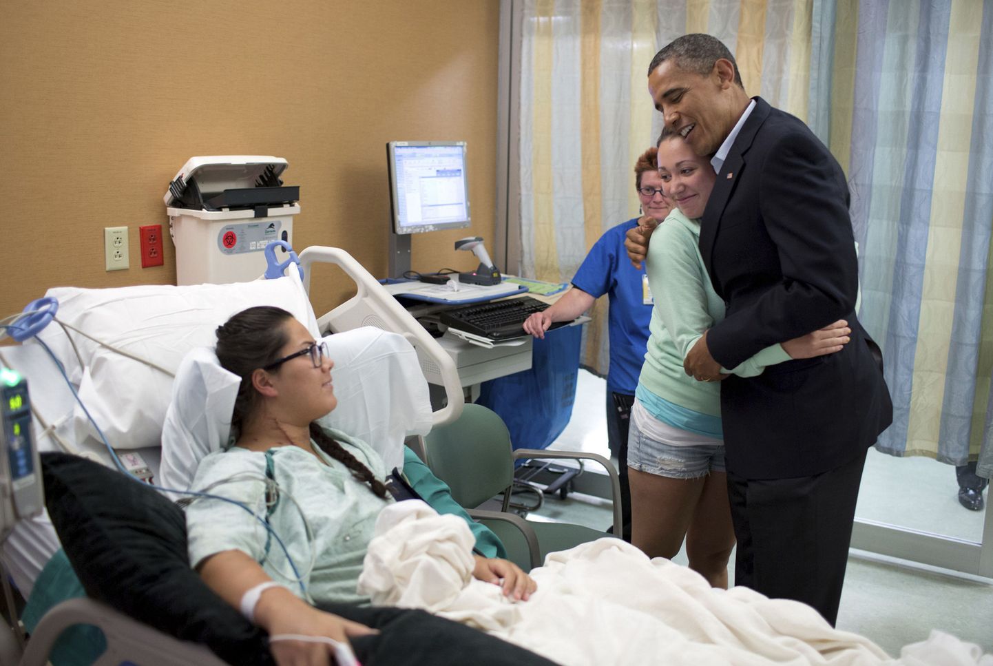 President Barack Obama koos Aurora tulistamises kannatada saanu, kannatanu sõbranna ja meditsiiniõega