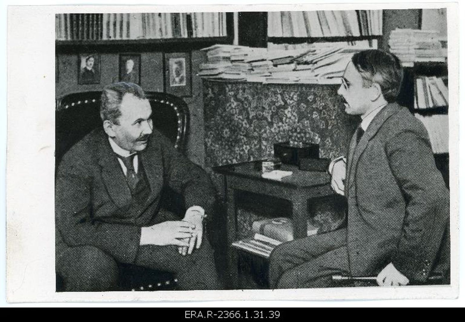 Eino Leino ja Gustav Suits 1922. aasta suvel Helsingis, Suitsu kabinetis.
