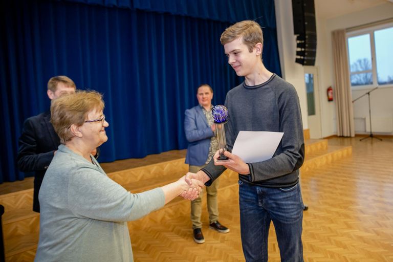 Kuldsuuks tituleeriti tänavu Koidula kooli gümnasist Kaspar Vaikmaa. Auhinna annab üle Pärnu linnavalitsuse üldhariduse peaspetsialist Virve Laube.