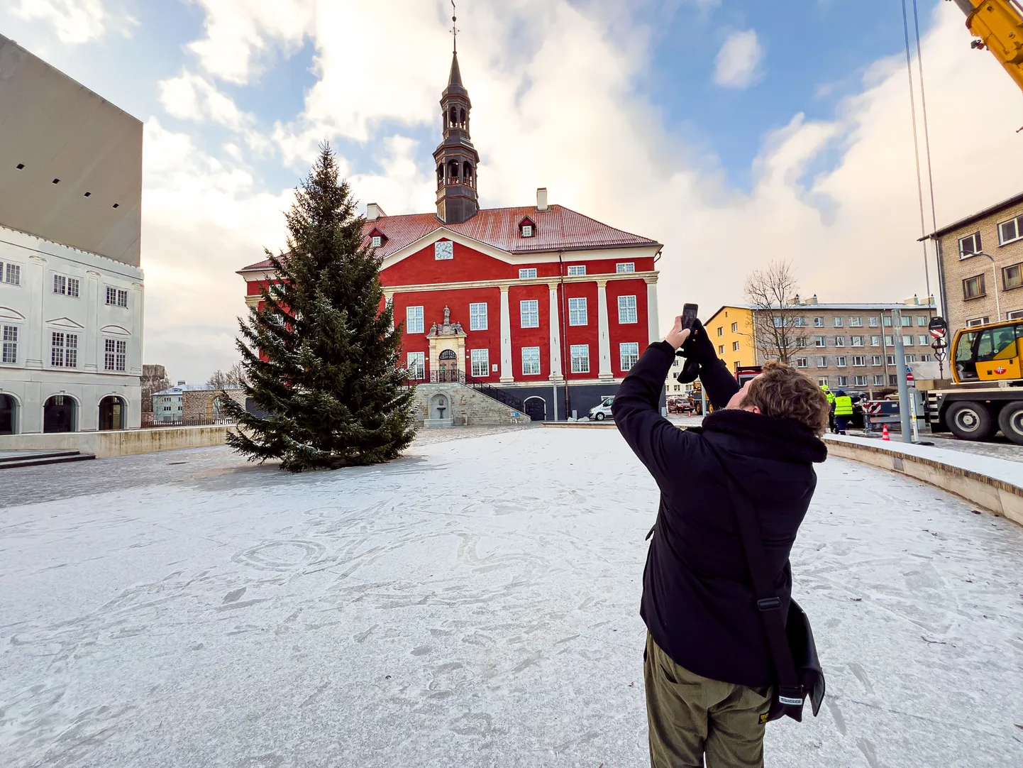 Jõulupuu kerkis Narvas renoveeritud raekojaplatsile tänavu 22. novembril.
