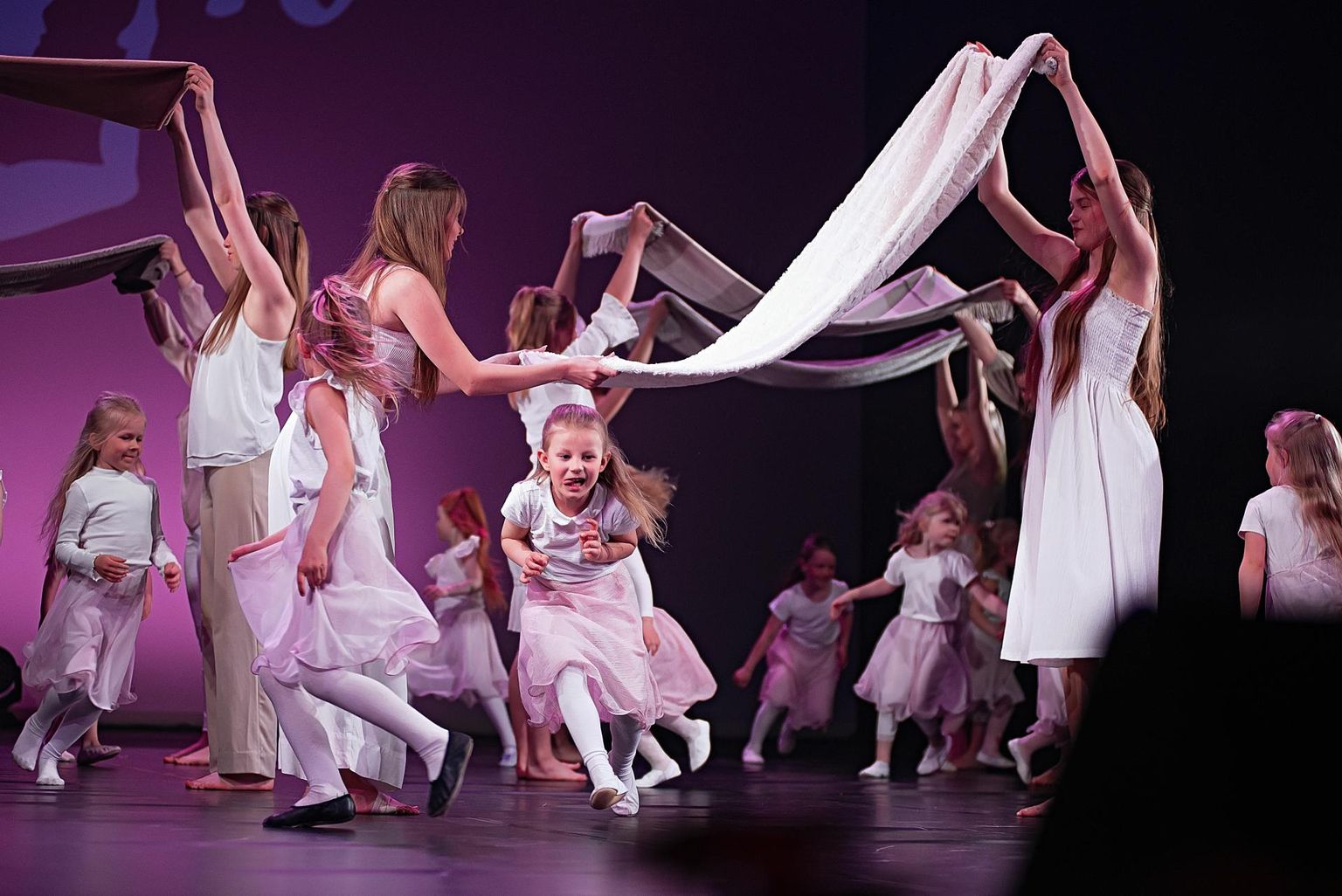 Laine Mägi tantsukooli õpilased ja vilistlasedki astusid kooli juubeliaasta lõpuks üles suurel kevadkontserdil "Tants mälestustega".