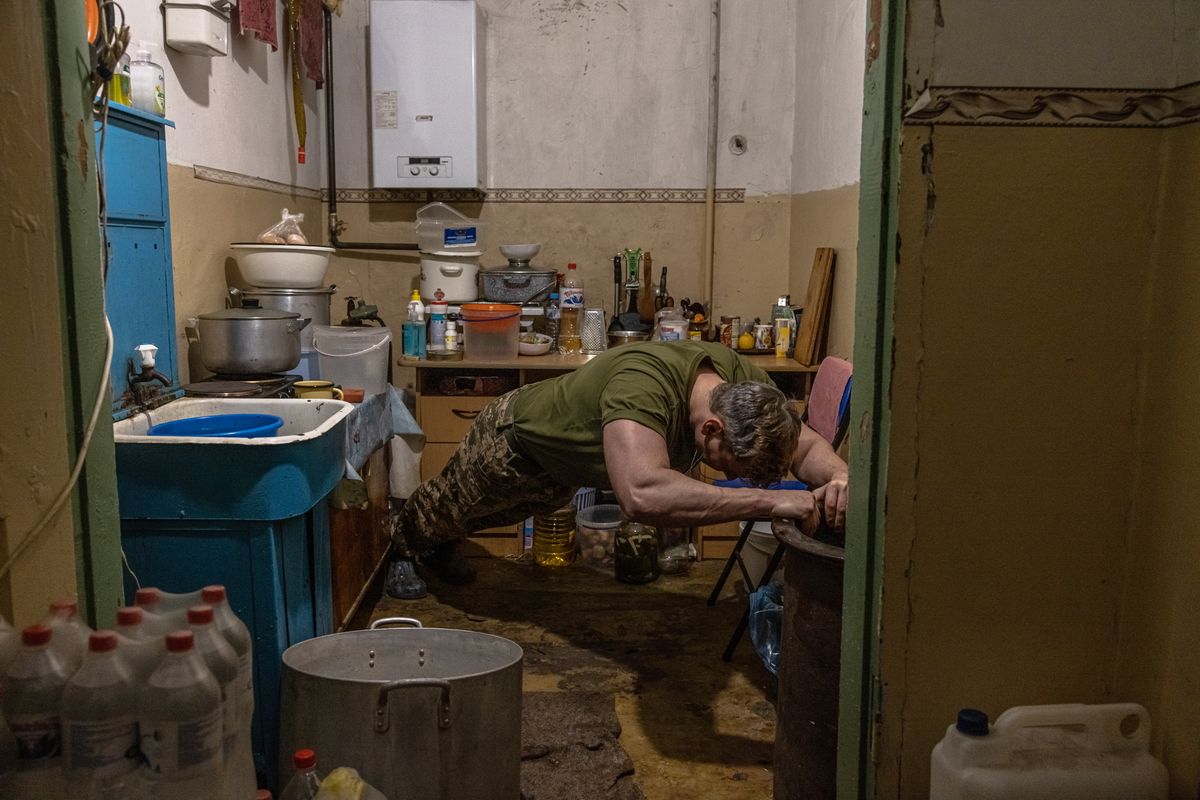 Ukraiņu karavīrs atelpas brīdī lauka hospitāļa virtuvē netālu no Popasnas, Luhanskas apgabalā