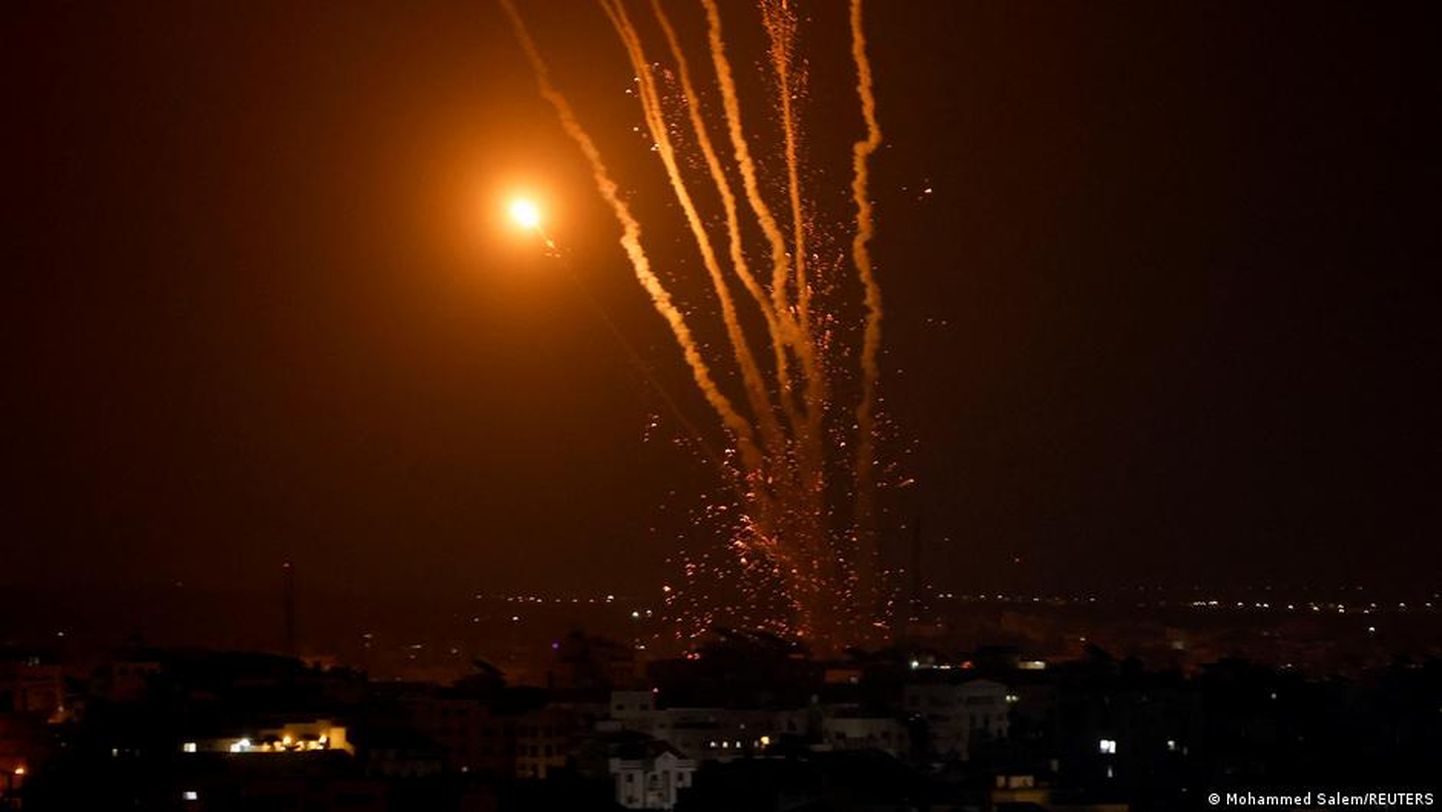 Дымные следы от ракет, выпущенных из сектора Газа по Израилю 5 августа 2022 года