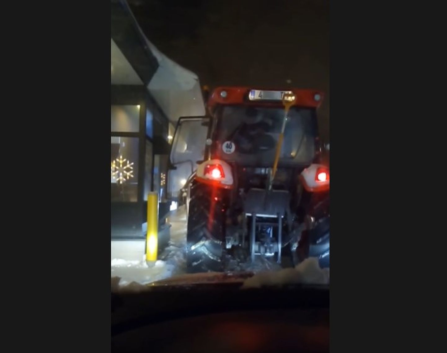 Трактор в очереди в McDonald's
