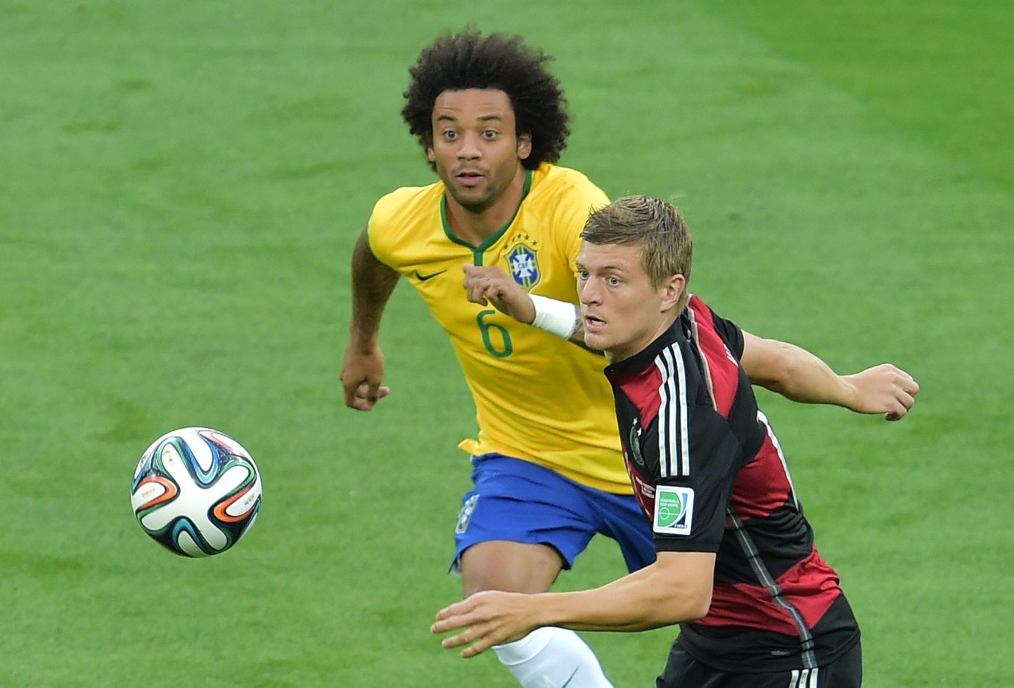 Toni Kroos (esiplaanil) ja Marcelo võitlevad 2014. aasta MMi poolfinaalis palli pärast.