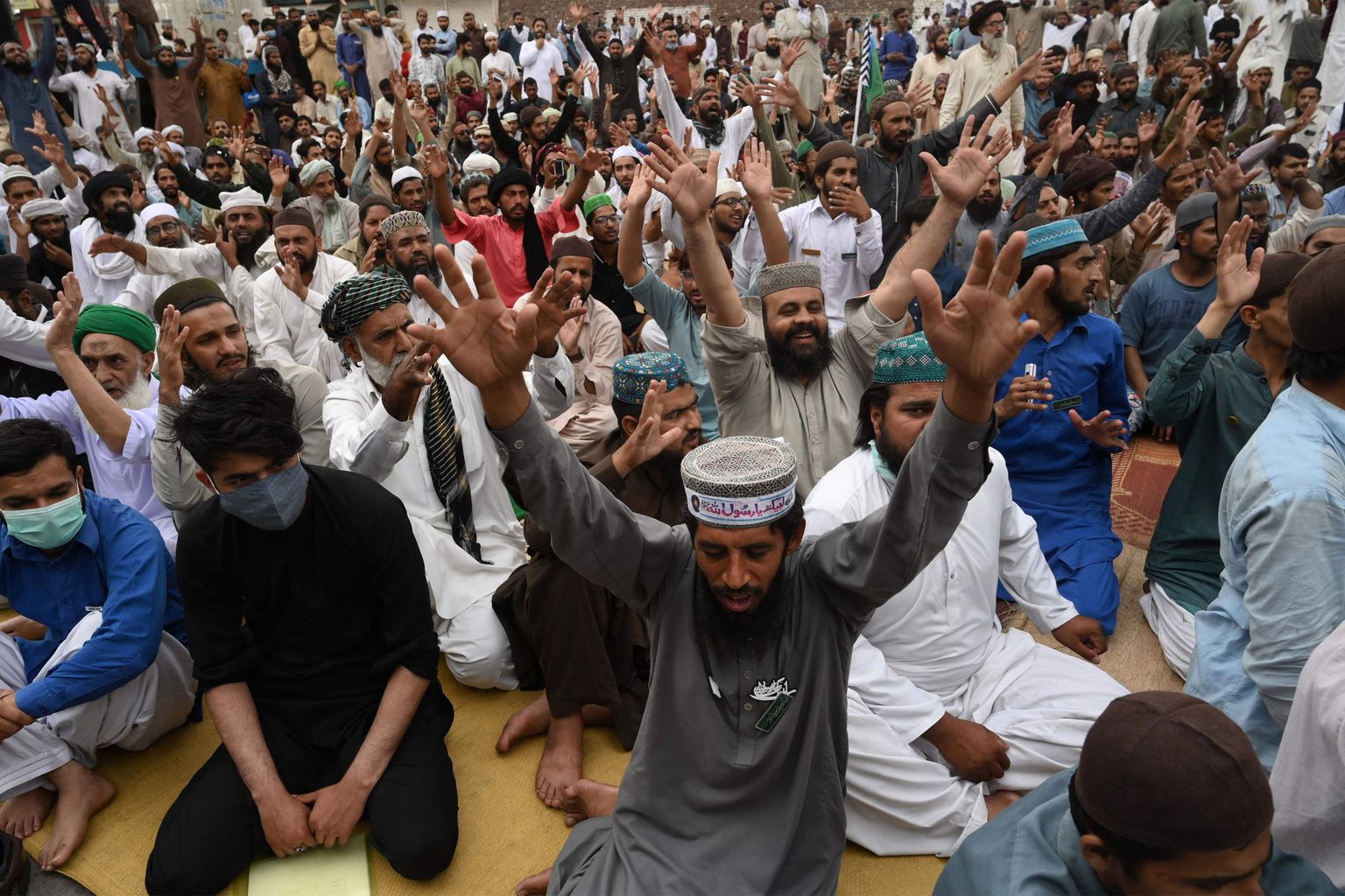 Islamiäärmusliku erakonna Tehreek-e-Labbaik toetajad tänavu aprillis Lahore tänaval. Ekspertide hinnangul annab Talibani edu Afganistanis jõudu Pakistani äärmuslikele jõududele, sealhulgas Tehreek-e-Labbaikile, mis soovib šariaadi kehtestamist.