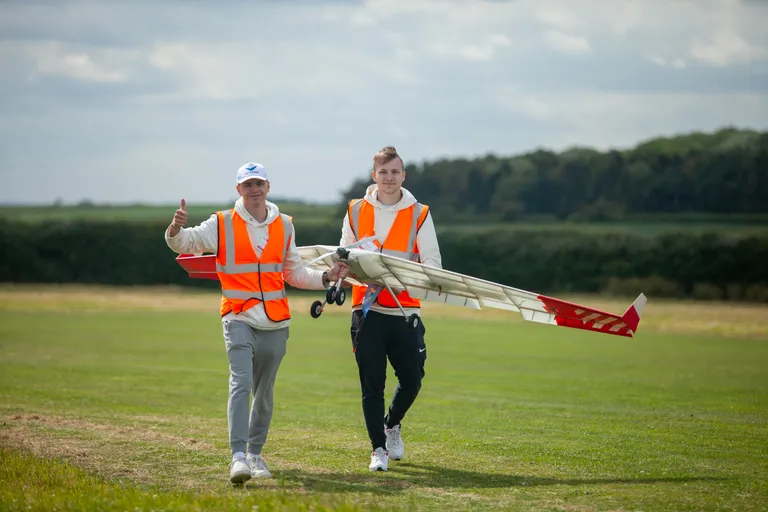 UAS Challenge võistlus (tudengid Miron Šois ja Anthony Ansip Blue Sparrow drooniga peale katselendu)