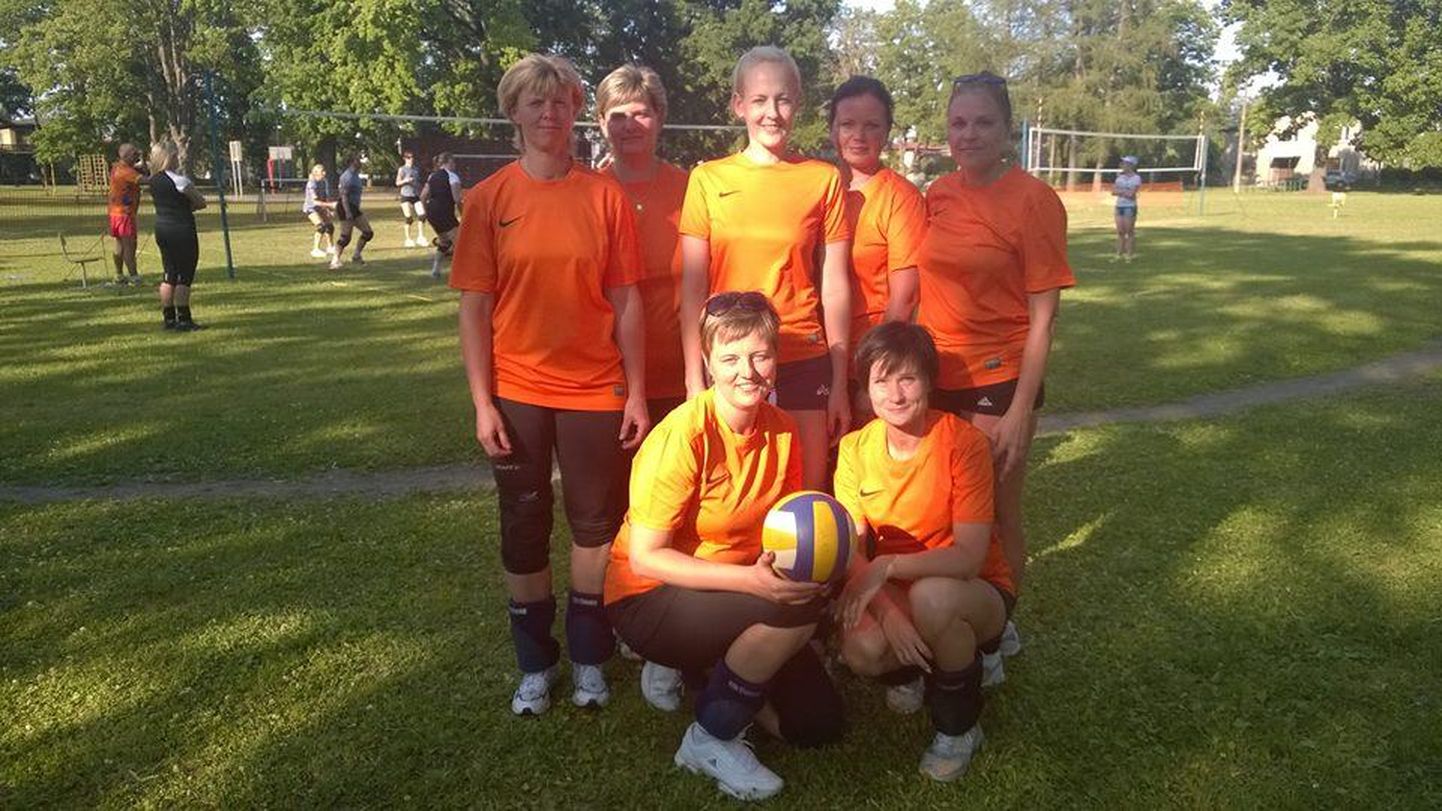 Rakvere võrkpallinaiskonna liikmed on aastatega hästi kokku kasvanud ja osalevad sageli mitmesugustel võistlustel. Juuresolev pilt on tehtud ühel varasemal SVK suvemängude turniiril.