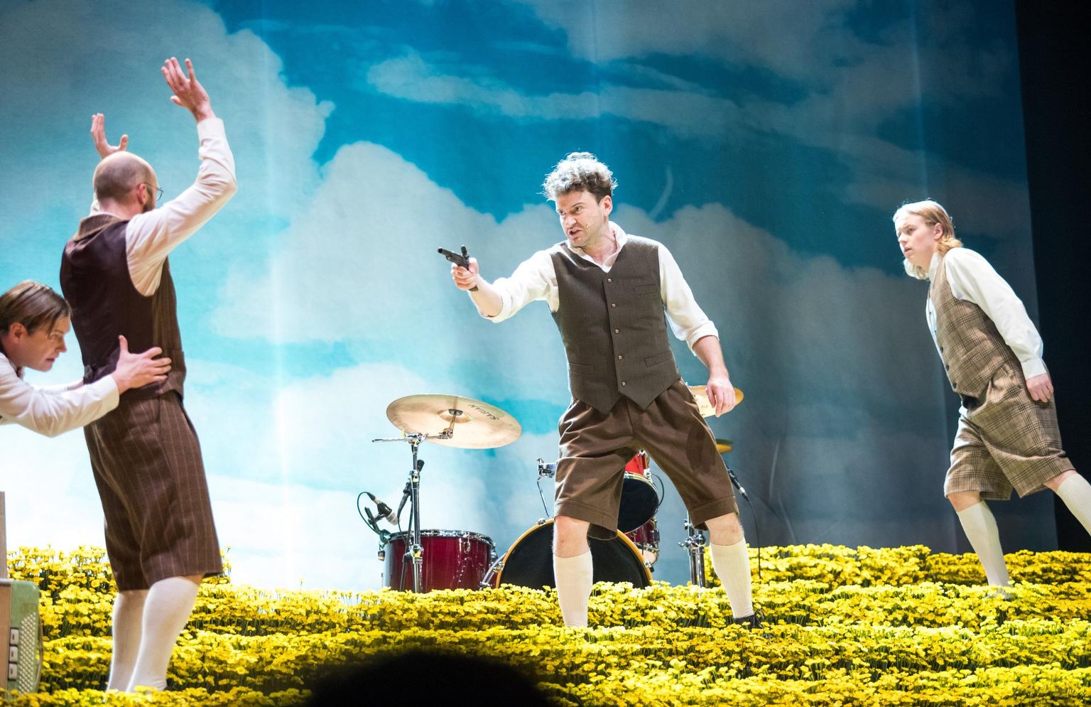 Stseen Rakvere Teatri lavastusest "Paunvere poiste igavene kevade"