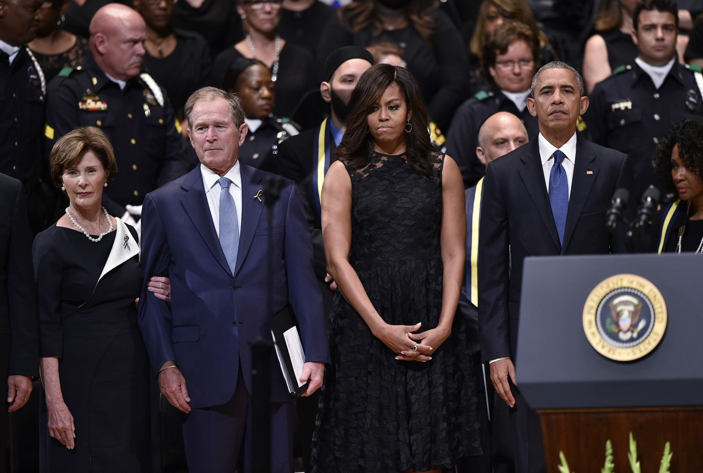 Hukkunud politseinike mälestamine Dallases. Paremalt vasakule: Barack Obama, Michelle Obama, George W. Bush ja Laura Bush