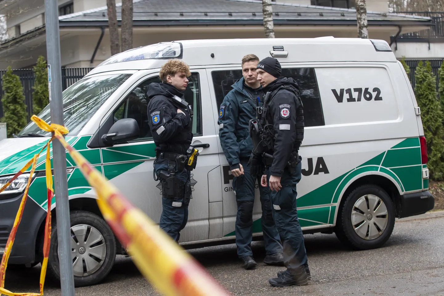 Leedu politseinikud ja politseiauto. Pilt on illustratiivne.