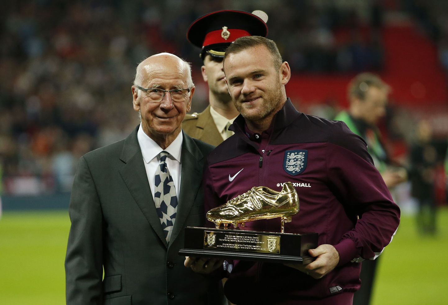 Wayne Rooney ja Sir Bobby Charlton.