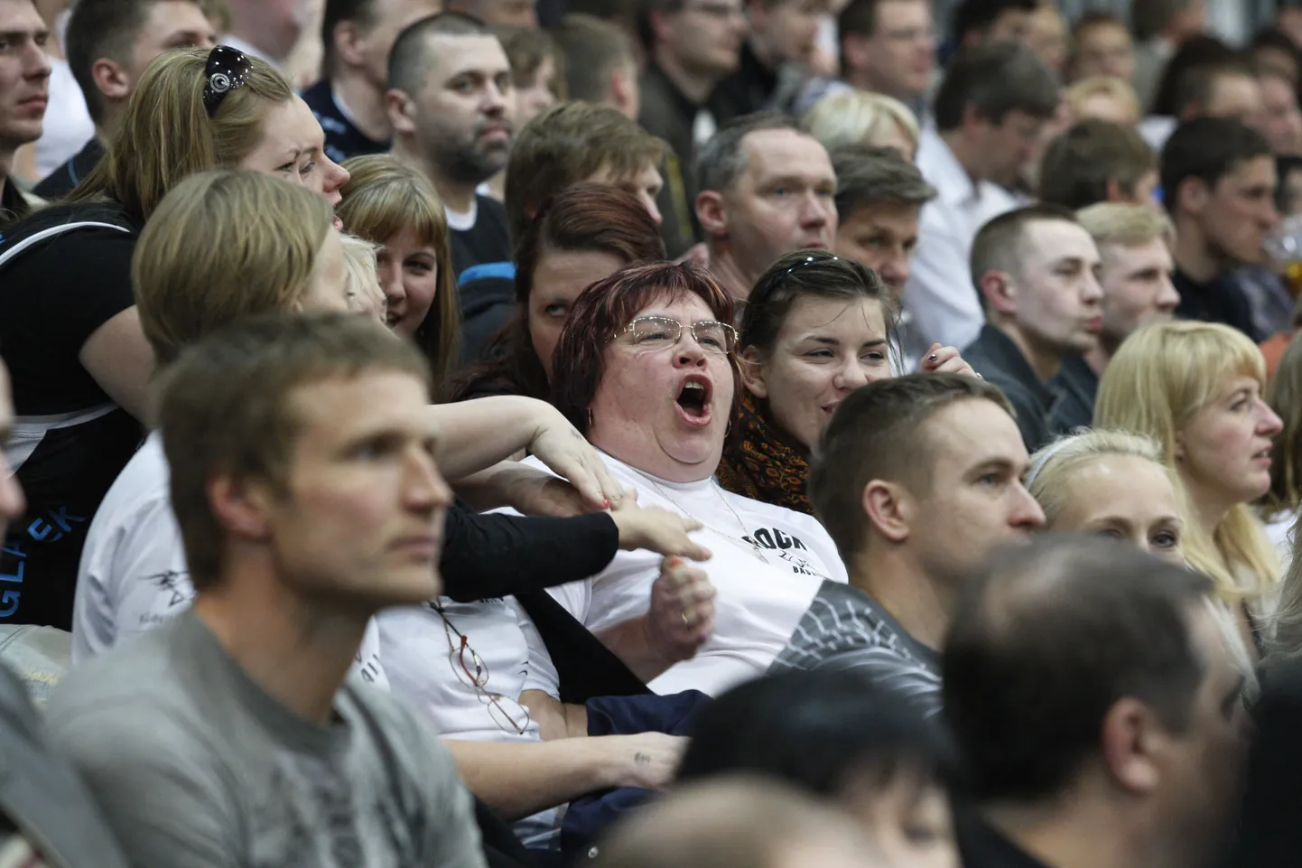 Pealtvaatajaid ja emotsioone TÜ/Rocki ja Kalev/Cramo viiendalt poolfinaalmängult ülikooli spordihoones (pildil Rocki fännid).